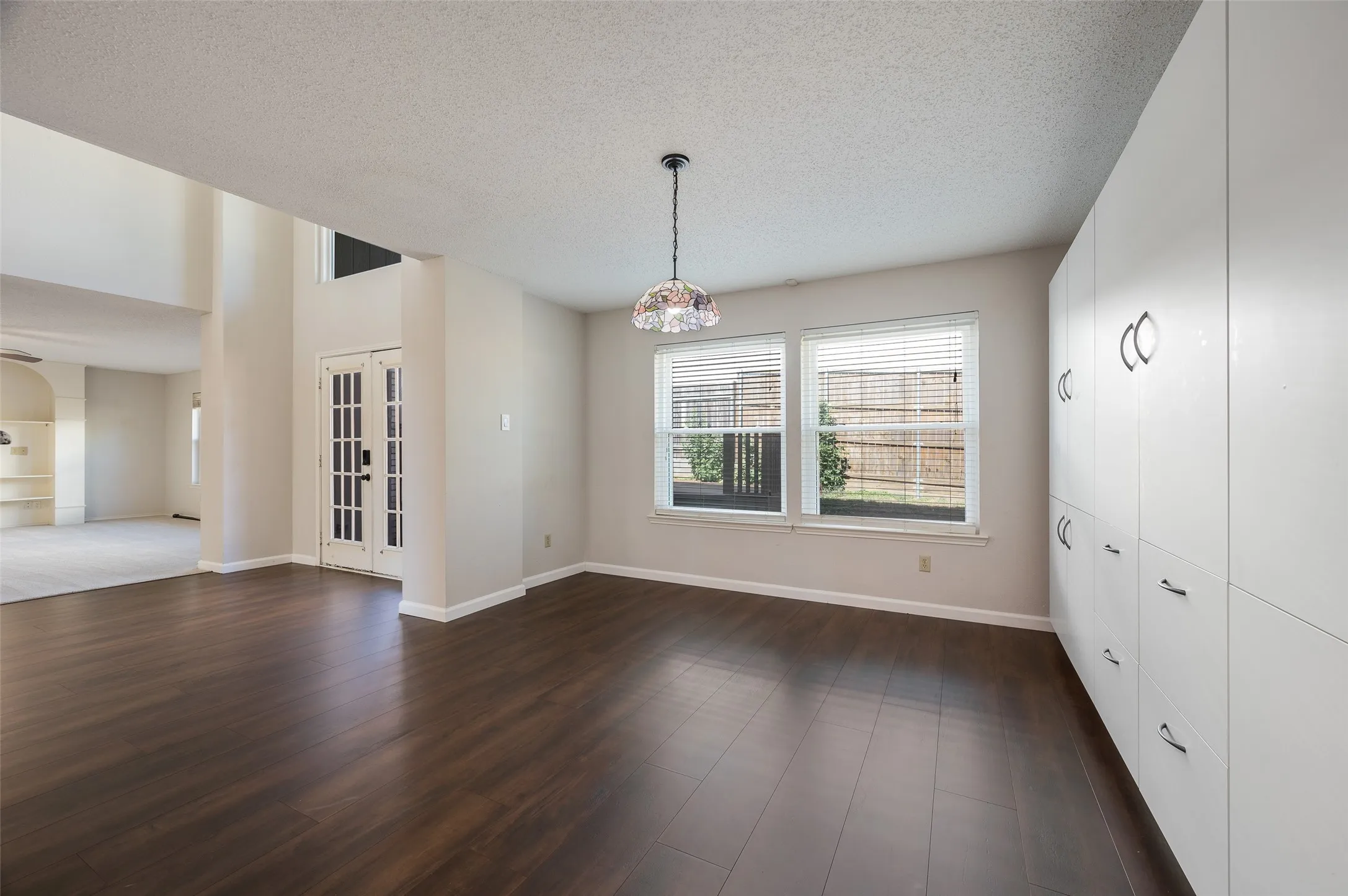 Single Family Residence For Sale in Denton County , 3510 Meadowview Drive, Corinth, Texas 76210, 4 Bedroom, 3 Bathroom, 2 Garage spaces, 4,007 Sqft, built in 1995, mls#21402213, Real Estate Agent in Corinth, Homes For Sale in Denton county, Homes For Sale in Corinth, Realtor in Corinth Texas, Real Estate Brokerage Independent Realty Texas, Luminita Cordes Realtor