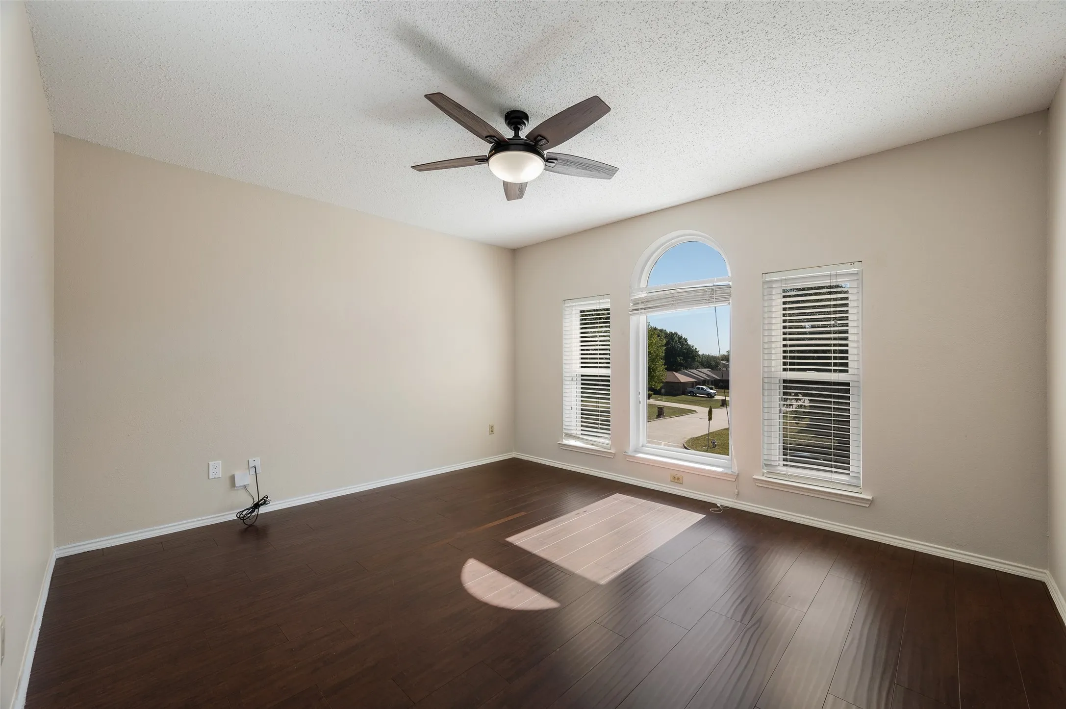 Single Family Residence For Sale in Denton County , 3510 Meadowview Drive, Corinth, Texas 76210, 4 Bedroom, 3 Bathroom, 2 Garage spaces, 4,007 Sqft, built in 1995, mls#21402213, Real Estate Agent in Corinth, Homes For Sale in Denton county, Homes For Sale in Corinth, Realtor in Corinth Texas, Real Estate Brokerage Independent Realty Texas, Luminita Cordes Realtor