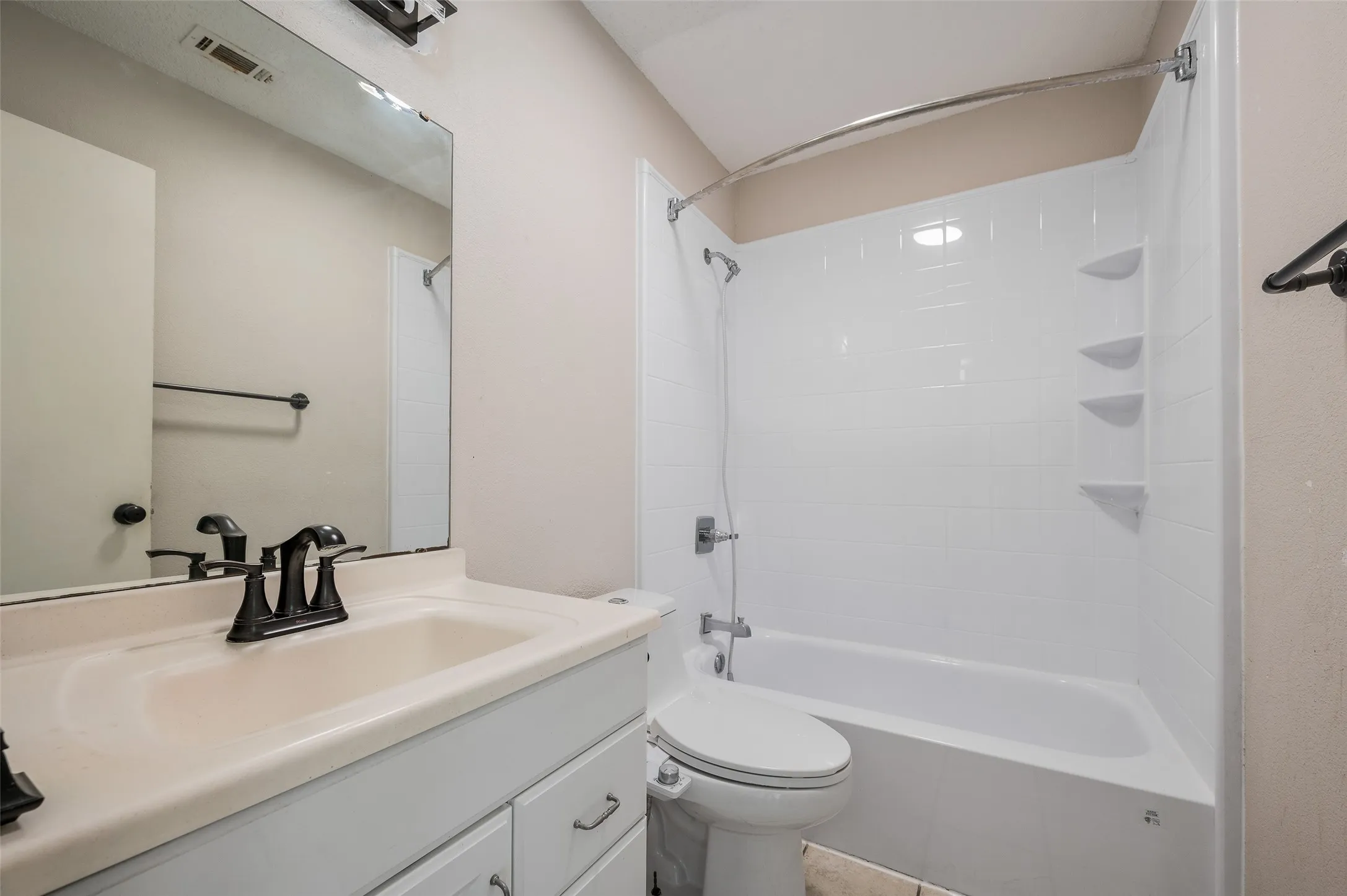 Single Family Residence For Sale in Denton County , 3510 Meadowview Drive, Corinth, Texas 76210, 4 Bedroom, 3 Bathroom, 2 Garage spaces, 4,007 Sqft, built in 1995, mls#21402213, Real Estate Agent in Corinth, Homes For Sale in Denton county, Homes For Sale in Corinth, Realtor in Corinth Texas, Real Estate Brokerage Independent Realty Texas, Luminita Cordes Realtor