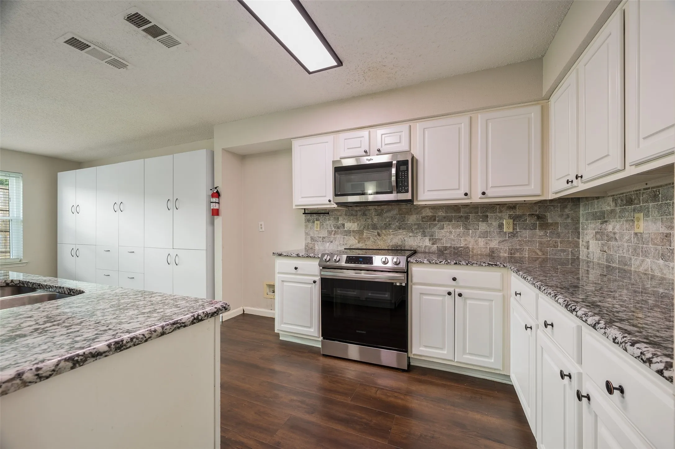 Single Family Residence For Sale in Denton County , 3510 Meadowview Drive, Corinth, Texas 76210, 4 Bedroom, 3 Bathroom, 2 Garage spaces, 4,007 Sqft, built in 1995, mls#21402213, Real Estate Agent in Corinth, Homes For Sale in Denton county, Homes For Sale in Corinth, Realtor in Corinth Texas, Real Estate Brokerage Independent Realty Texas, Luminita Cordes Realtor