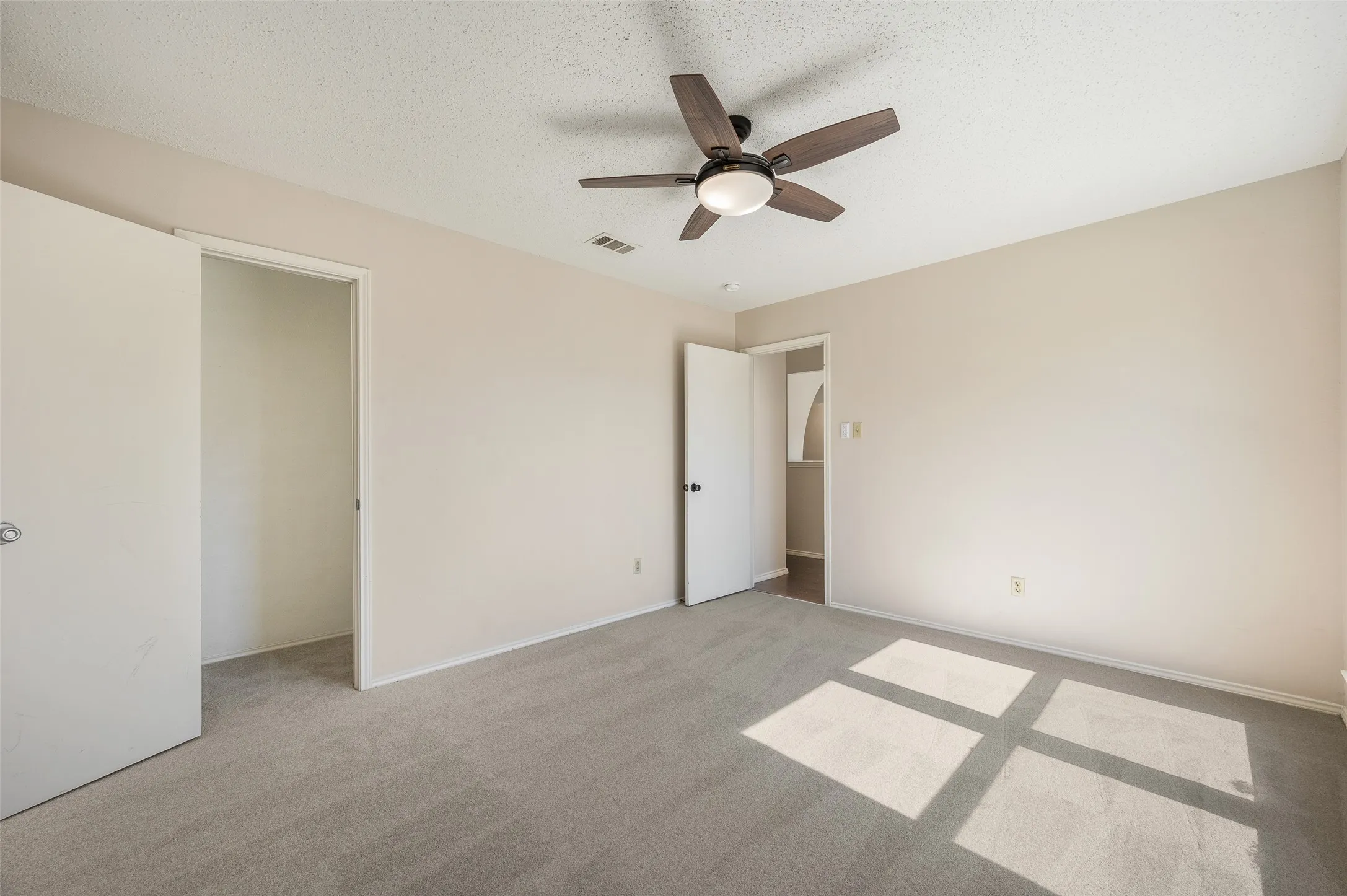 Single Family Residence For Sale in Denton County , 3510 Meadowview Drive, Corinth, Texas 76210, 4 Bedroom, 3 Bathroom, 2 Garage spaces, 4,007 Sqft, built in 1995, mls#21402213, Real Estate Agent in Corinth, Homes For Sale in Denton county, Homes For Sale in Corinth, Realtor in Corinth Texas, Real Estate Brokerage Independent Realty Texas, Luminita Cordes Realtor