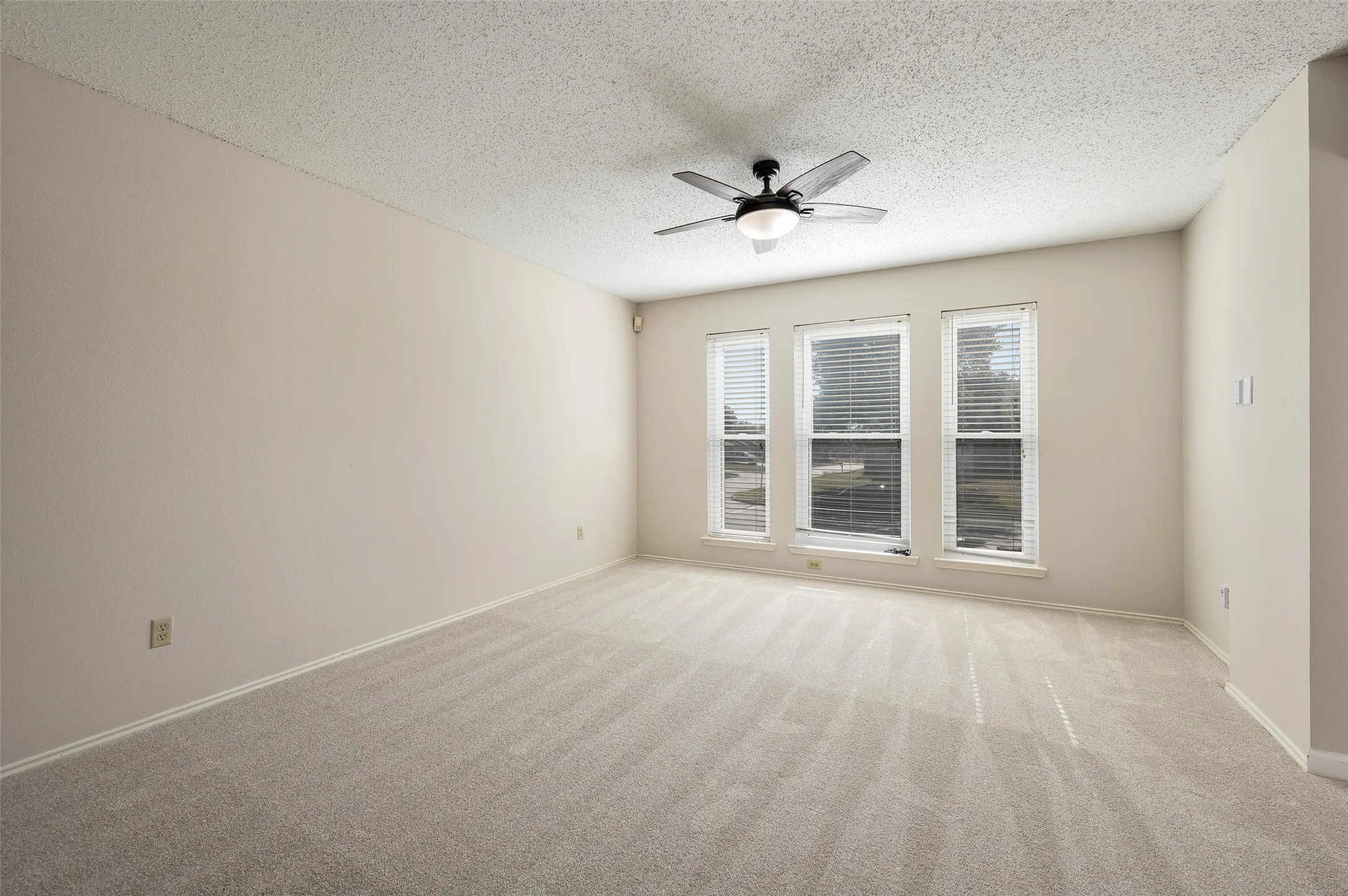 Single Family Residence For Sale in Denton County , 3510 Meadowview Drive, Corinth, Texas 76210, 4 Bedroom, 3 Bathroom, 2 Garage spaces, 4,007 Sqft, built in 1995, mls#21402213, Real Estate Agent in Corinth, Homes For Sale in Denton county, Homes For Sale in Corinth, Realtor in Corinth Texas, Real Estate Brokerage Independent Realty Texas, Luminita Cordes Realtor