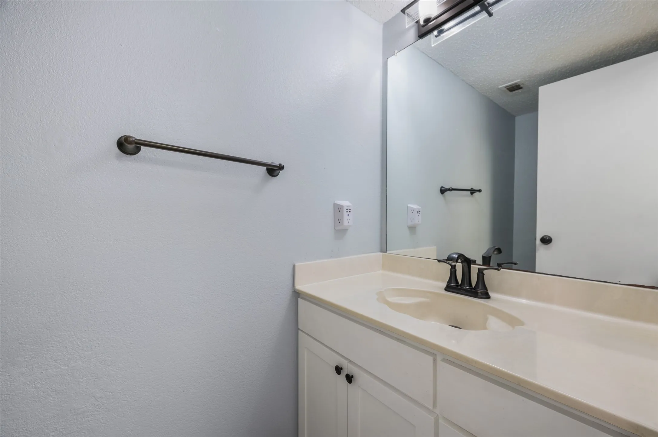 Single Family Residence For Sale in Denton County , 3510 Meadowview Drive, Corinth, Texas 76210, 4 Bedroom, 3 Bathroom, 2 Garage spaces, 4,007 Sqft, built in 1995, mls#21402213, Real Estate Agent in Corinth, Homes For Sale in Denton county, Homes For Sale in Corinth, Realtor in Corinth Texas, Real Estate Brokerage Independent Realty Texas, Luminita Cordes Realtor