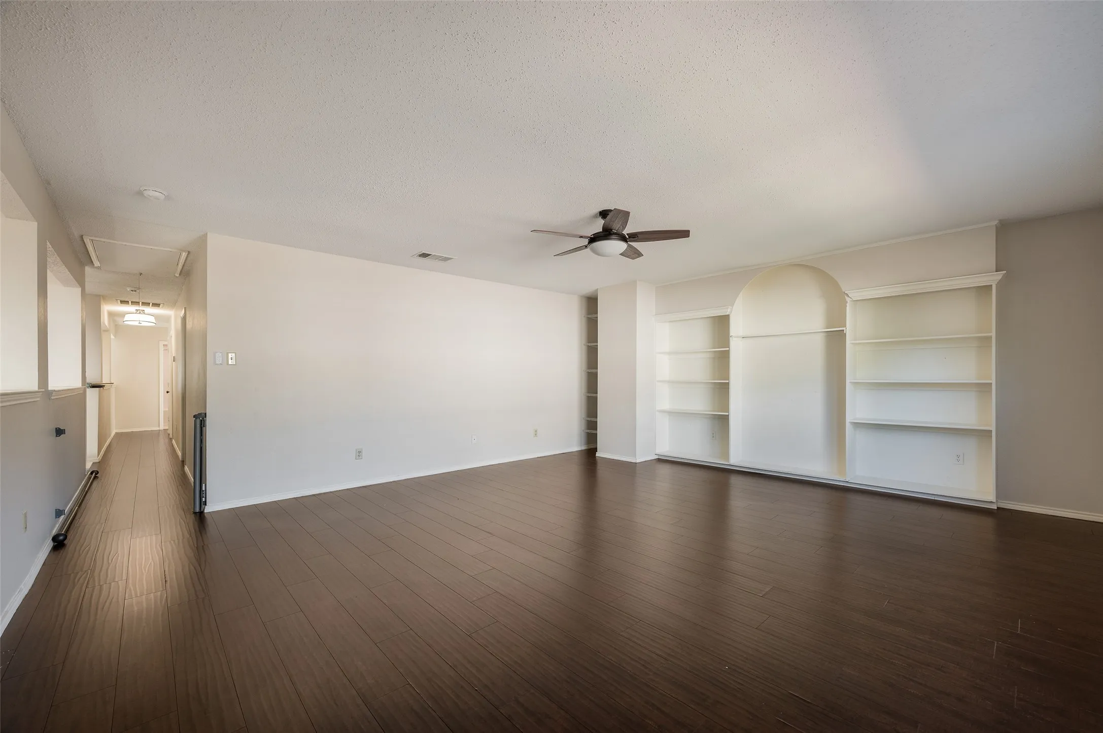 Single Family Residence For Sale in Denton County , 3510 Meadowview Drive, Corinth, Texas 76210, 4 Bedroom, 3 Bathroom, 2 Garage spaces, 4,007 Sqft, built in 1995, mls#21402213, Real Estate Agent in Corinth, Homes For Sale in Denton county, Homes For Sale in Corinth, Realtor in Corinth Texas, Real Estate Brokerage Independent Realty Texas, Luminita Cordes Realtor