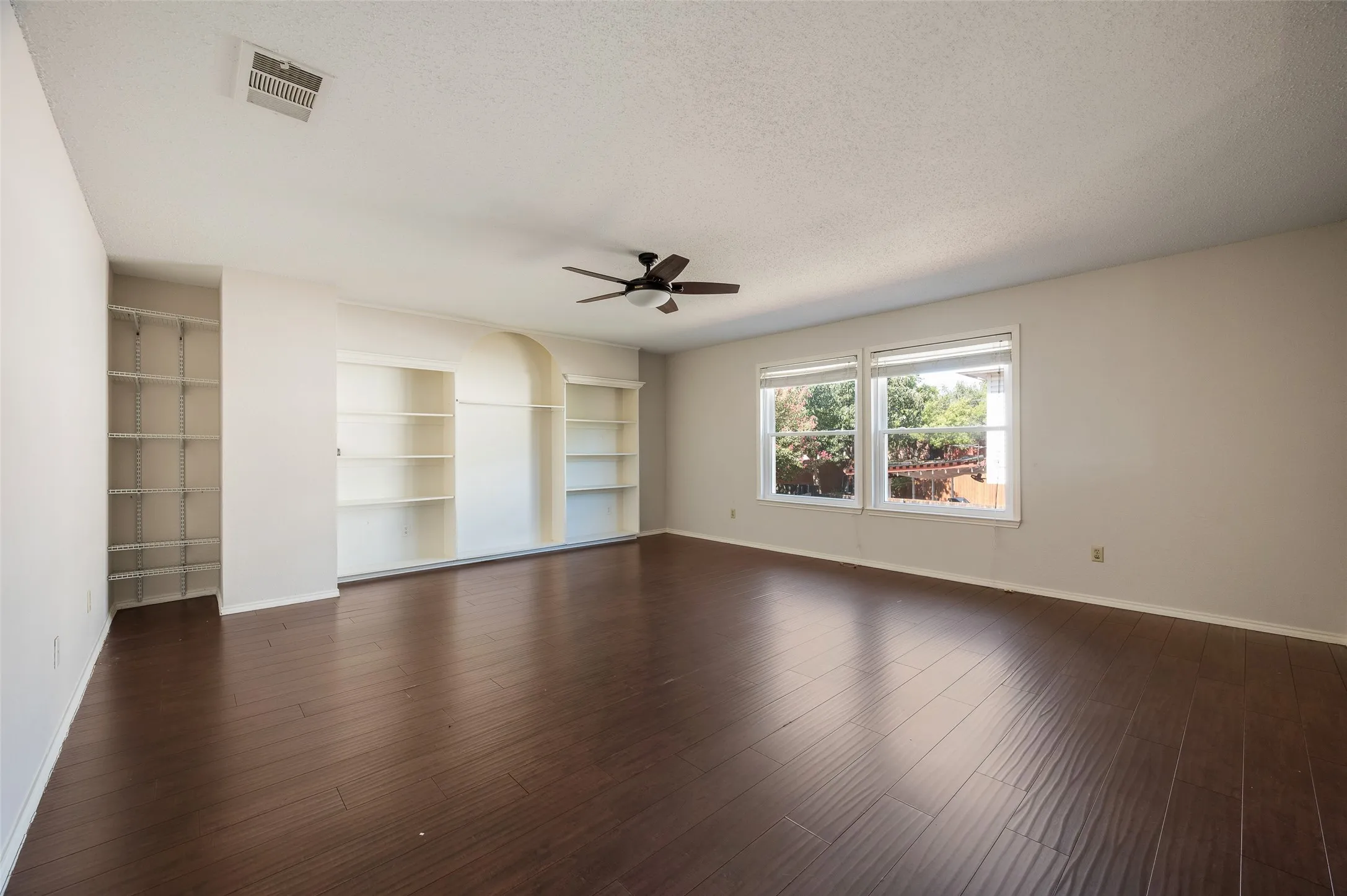 Single Family Residence For Sale in Denton County , 3510 Meadowview Drive, Corinth, Texas 76210, 4 Bedroom, 3 Bathroom, 2 Garage spaces, 4,007 Sqft, built in 1995, mls#21402213, Real Estate Agent in Corinth, Homes For Sale in Denton county, Homes For Sale in Corinth, Realtor in Corinth Texas, Real Estate Brokerage Independent Realty Texas, Luminita Cordes Realtor