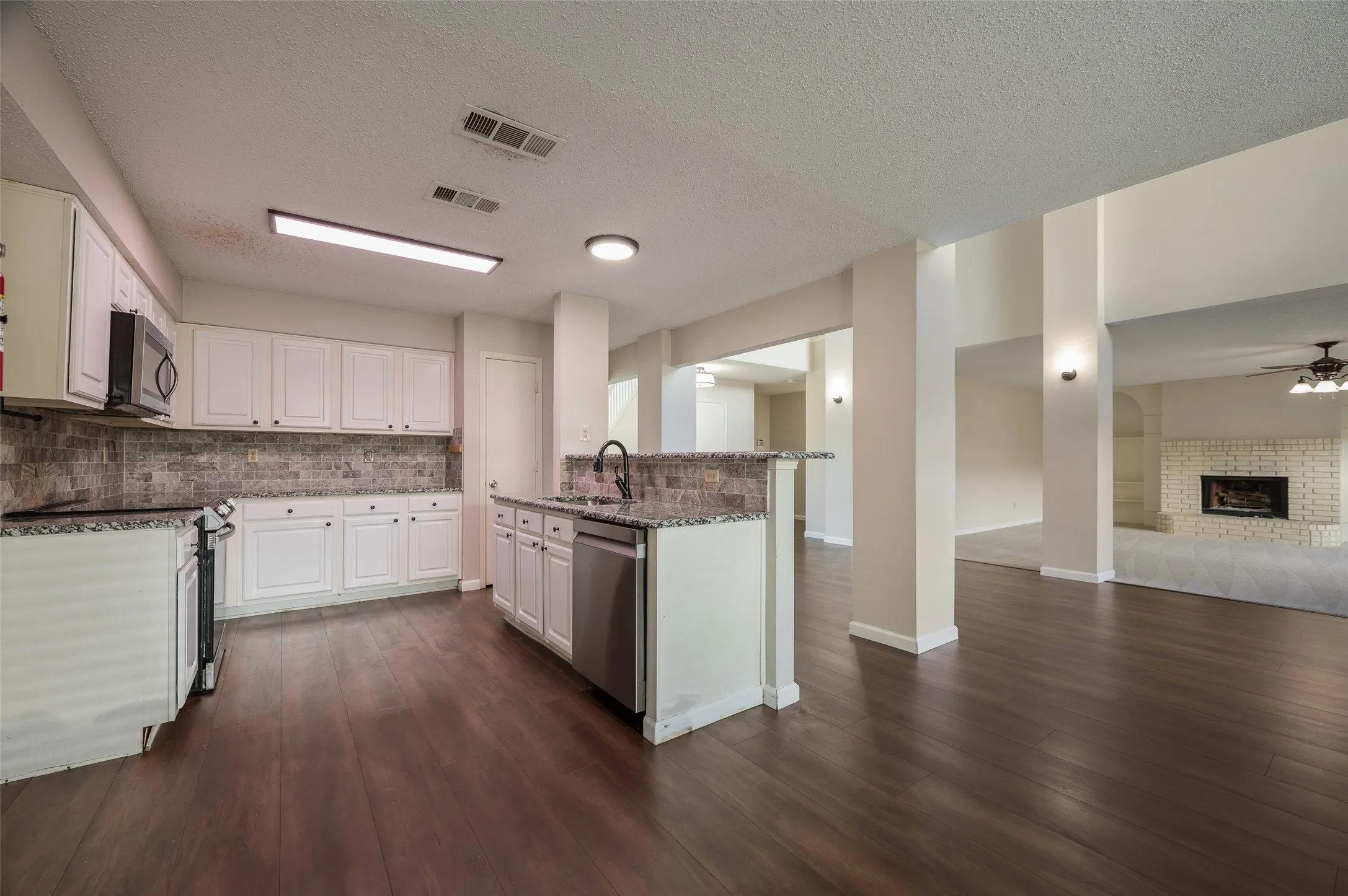 Single Family Residence For Sale in Denton County , 3510 Meadowview Drive, Corinth, Texas 76210, 4 Bedroom, 3 Bathroom, 2 Garage spaces, 4,007 Sqft, built in 1995, mls#21402213, Real Estate Agent in Corinth, Homes For Sale in Denton county, Homes For Sale in Corinth, Realtor in Corinth Texas, Real Estate Brokerage Independent Realty Texas, Luminita Cordes Realtor