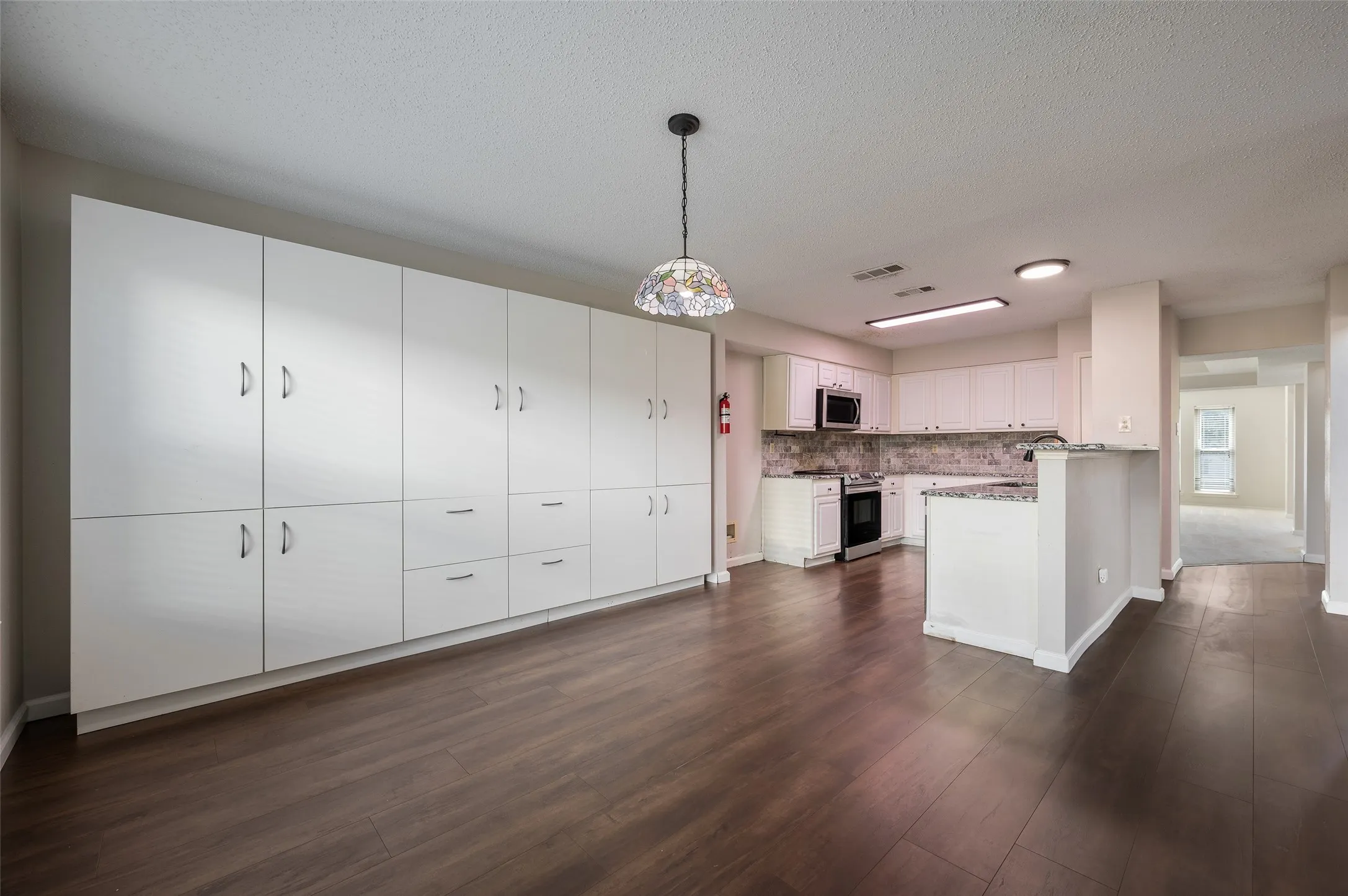 Single Family Residence For Sale in Denton County , 3510 Meadowview Drive, Corinth, Texas 76210, 4 Bedroom, 3 Bathroom, 2 Garage spaces, 4,007 Sqft, built in 1995, mls#21402213, Real Estate Agent in Corinth, Homes For Sale in Denton county, Homes For Sale in Corinth, Realtor in Corinth Texas, Real Estate Brokerage Independent Realty Texas, Luminita Cordes Realtor