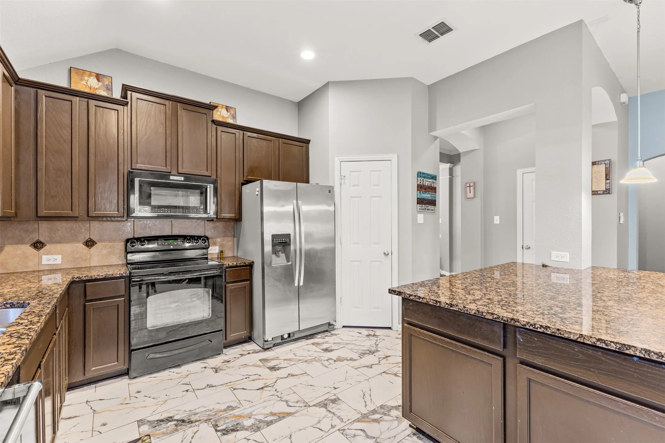 Single Family Residence For Sale in Rockwall County , 321 Deaton Drive, Fate, Texas 75087, 3 Bedroom, 2 Bathroom, 2 Garage spaces, 1,869 Sqft, built in 2007, mls#21407431, Real Estate Agent in Fate, Homes For Sale in Rockwall county, Homes For Sale in Fate, Realtor in Fate Texas, Real Estate Brokerage Independent Realty Texas, Luminita Cordes Realtor