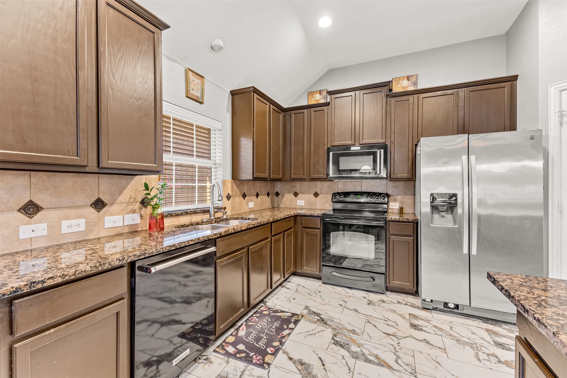 Single Family Residence For Sale in Rockwall County , 321 Deaton Drive, Fate, Texas 75087, 3 Bedroom, 2 Bathroom, 2 Garage spaces, 1,869 Sqft, built in 2007, mls#21407431, Real Estate Agent in Fate, Homes For Sale in Rockwall county, Homes For Sale in Fate, Realtor in Fate Texas, Real Estate Brokerage Independent Realty Texas, Luminita Cordes Realtor