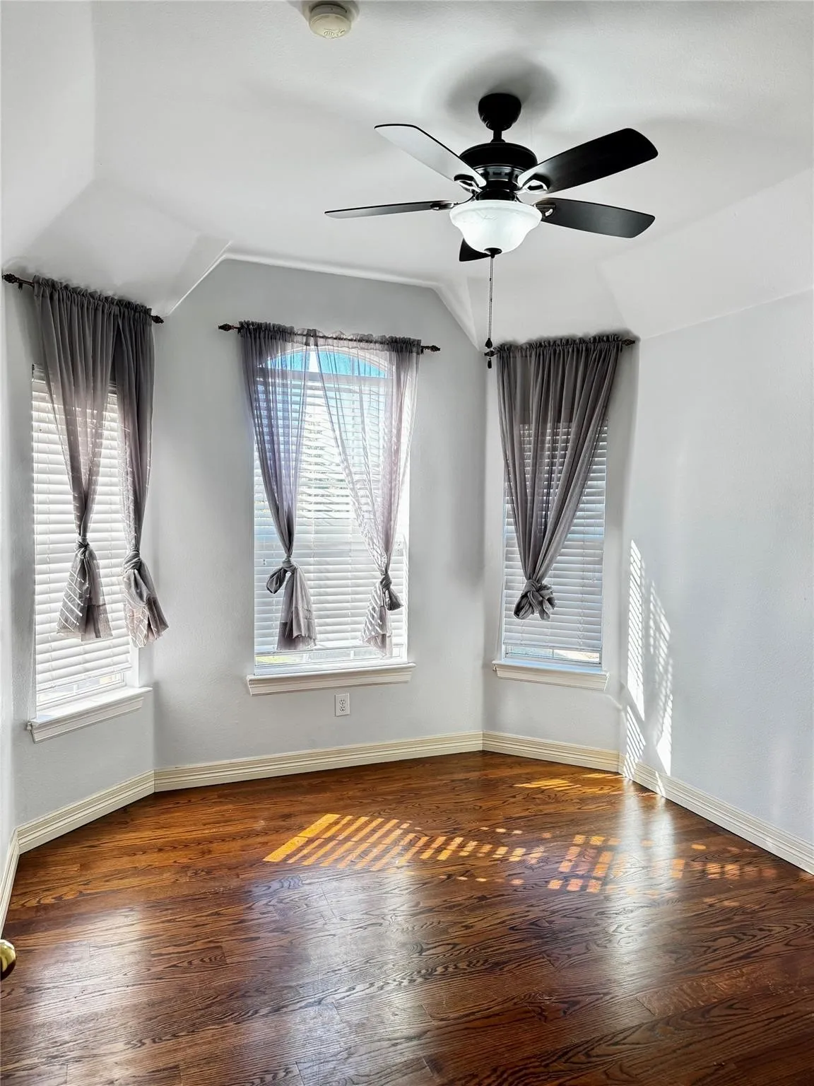 Single Family Residence For Rent in Tarrant County , 3120 Rustic Meadows Drive, Bedford, Texas 76021, 3 Bedroom, 3 Bathroom, 2 Garage spaces, 1,942 Sqft, built in 2002, mls#21408372, Real Estate Agent in Bedford, Homes For Rent in Tarrant county, Homes For Rent in Bedford, Realtor in Bedford Texas, Real Estate Brokerage Independent Realty Texas, Luminita Cordes Realtor