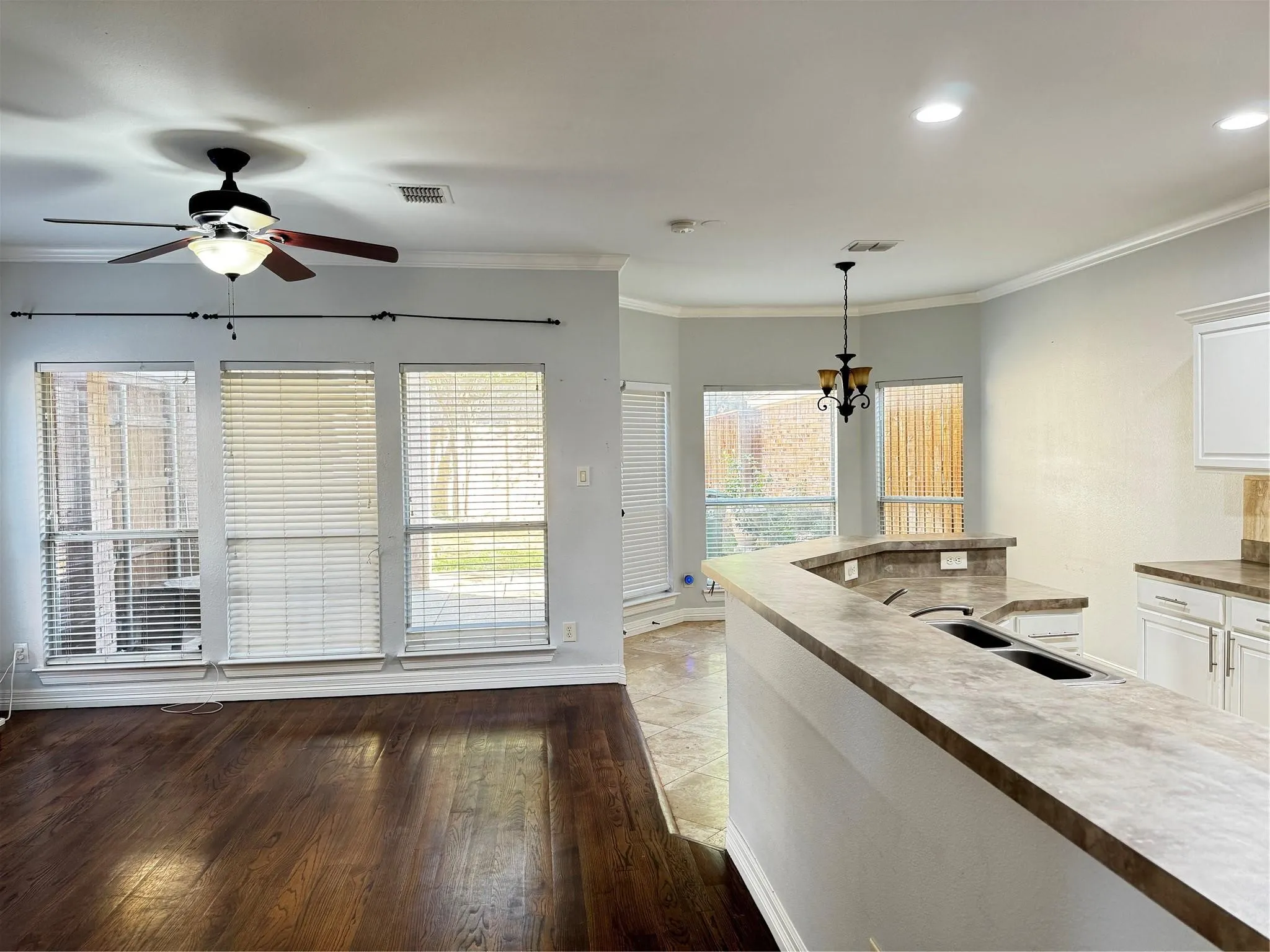 Single Family Residence For Rent in Tarrant County , 3120 Rustic Meadows Drive, Bedford, Texas 76021, 3 Bedroom, 3 Bathroom, 2 Garage spaces, 1,942 Sqft, built in 2002, mls#21408372, Real Estate Agent in Bedford, Homes For Rent in Tarrant county, Homes For Rent in Bedford, Realtor in Bedford Texas, Real Estate Brokerage Independent Realty Texas, Luminita Cordes Realtor