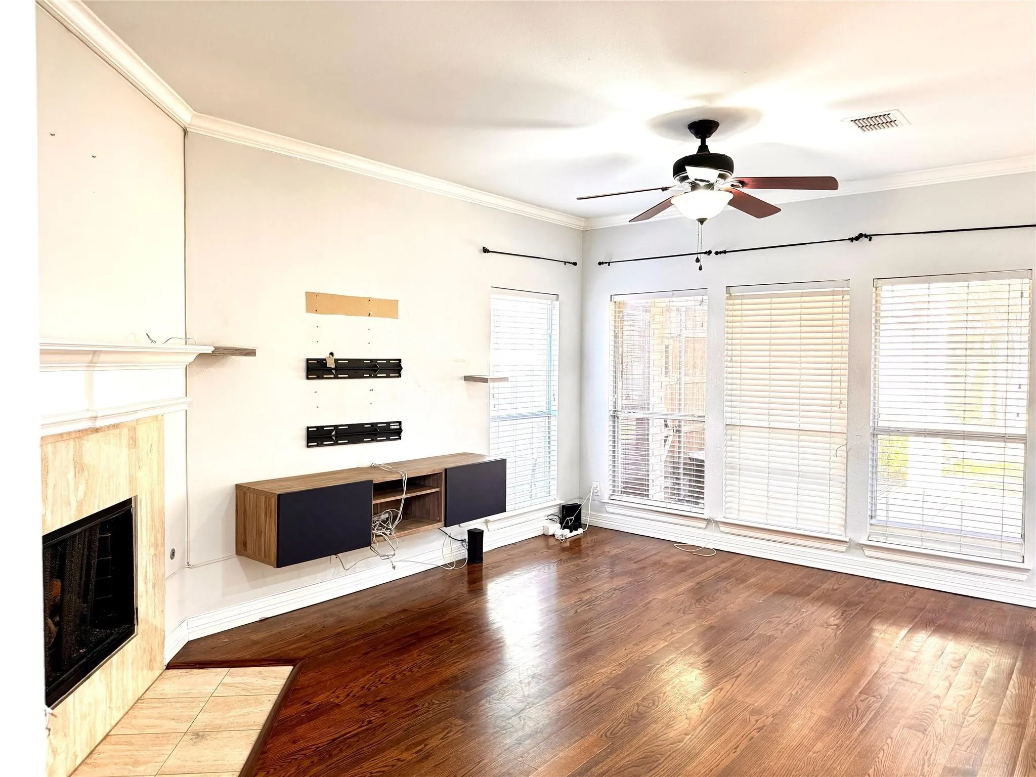 Single Family Residence For Rent in Tarrant County , 3120 Rustic Meadows Drive, Bedford, Texas 76021, 3 Bedroom, 3 Bathroom, 2 Garage spaces, 1,942 Sqft, built in 2002, mls#21408372, Real Estate Agent in Bedford, Homes For Rent in Tarrant county, Homes For Rent in Bedford, Realtor in Bedford Texas, Real Estate Brokerage Independent Realty Texas, Luminita Cordes Realtor