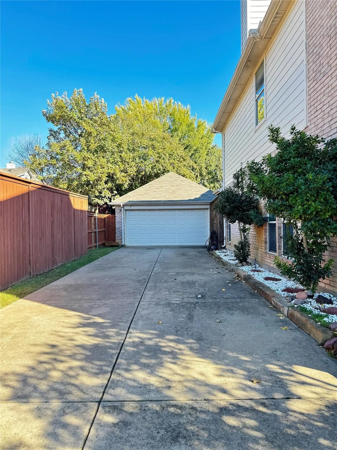 Single Family Residence For Rent in Tarrant County , 3120 Rustic Meadows Drive, Bedford, Texas 76021, 3 Bedroom, 3 Bathroom, 2 Garage spaces, 1,942 Sqft, built in 2002, mls#21408372, Real Estate Agent in Bedford, Homes For Rent in Tarrant county, Homes For Rent in Bedford, Realtor in Bedford Texas, Real Estate Brokerage Independent Realty Texas, Luminita Cordes Realtor