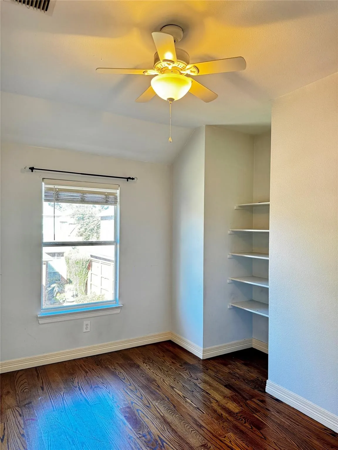Single Family Residence For Rent in Tarrant County , 3120 Rustic Meadows Drive, Bedford, Texas 76021, 3 Bedroom, 3 Bathroom, 2 Garage spaces, 1,942 Sqft, built in 2002, mls#21408372, Real Estate Agent in Bedford, Homes For Rent in Tarrant county, Homes For Rent in Bedford, Realtor in Bedford Texas, Real Estate Brokerage Independent Realty Texas, Luminita Cordes Realtor