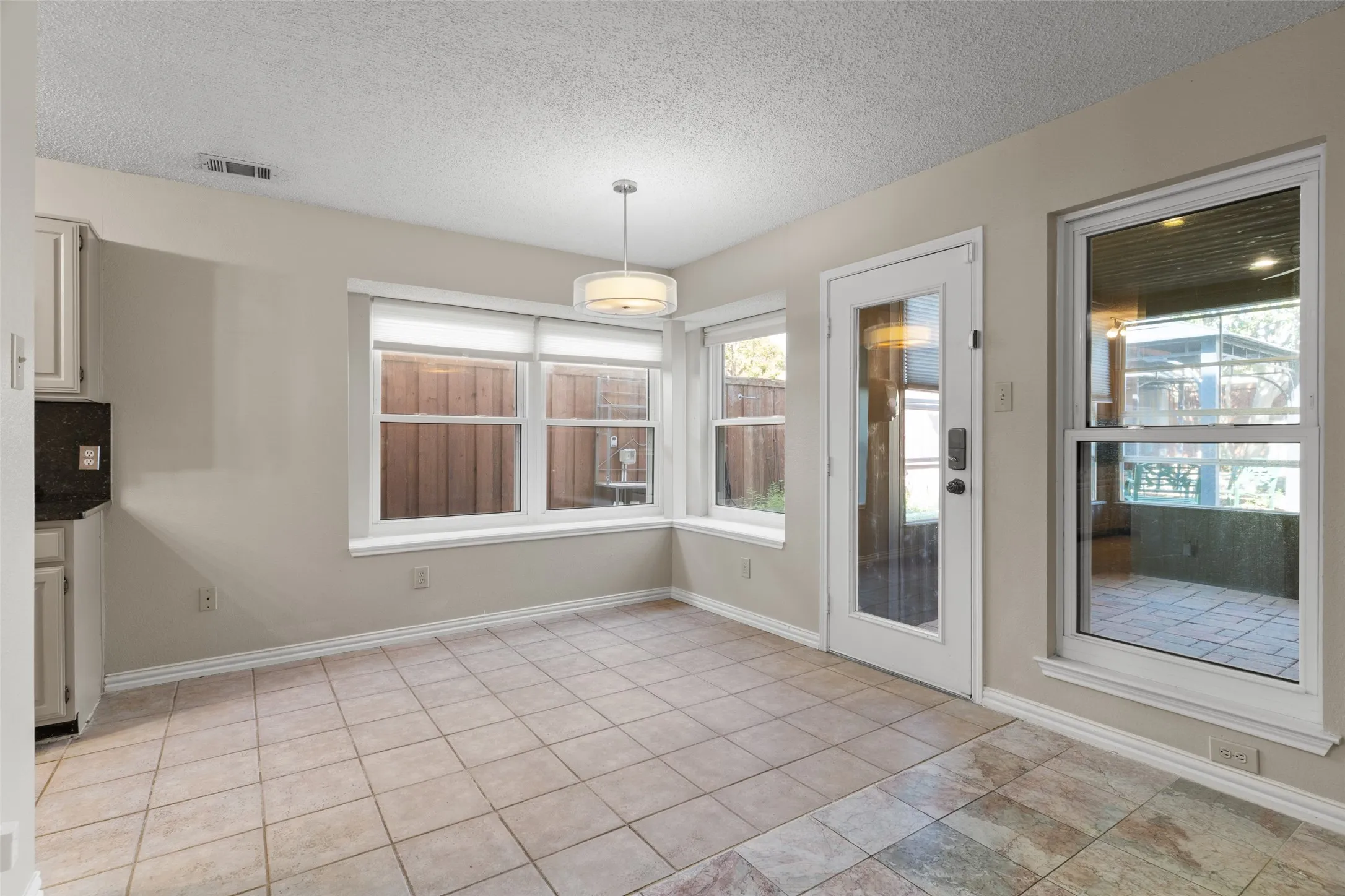 Single Family Residence For Sale in Denton County , 1109 Holly Drive, Carrollton, Texas 75010, 5 Bedroom, 3 Bathroom, 2 Garage spaces, 3,034 Sqft, built in 1986, mls#21408229, Real Estate Agent in Carrollton, Homes For Sale in Denton county, Homes For Sale in Carrollton, Realtor in Carrollton Texas, Real Estate Brokerage Independent Realty Texas, Luminita Cordes Realtor
