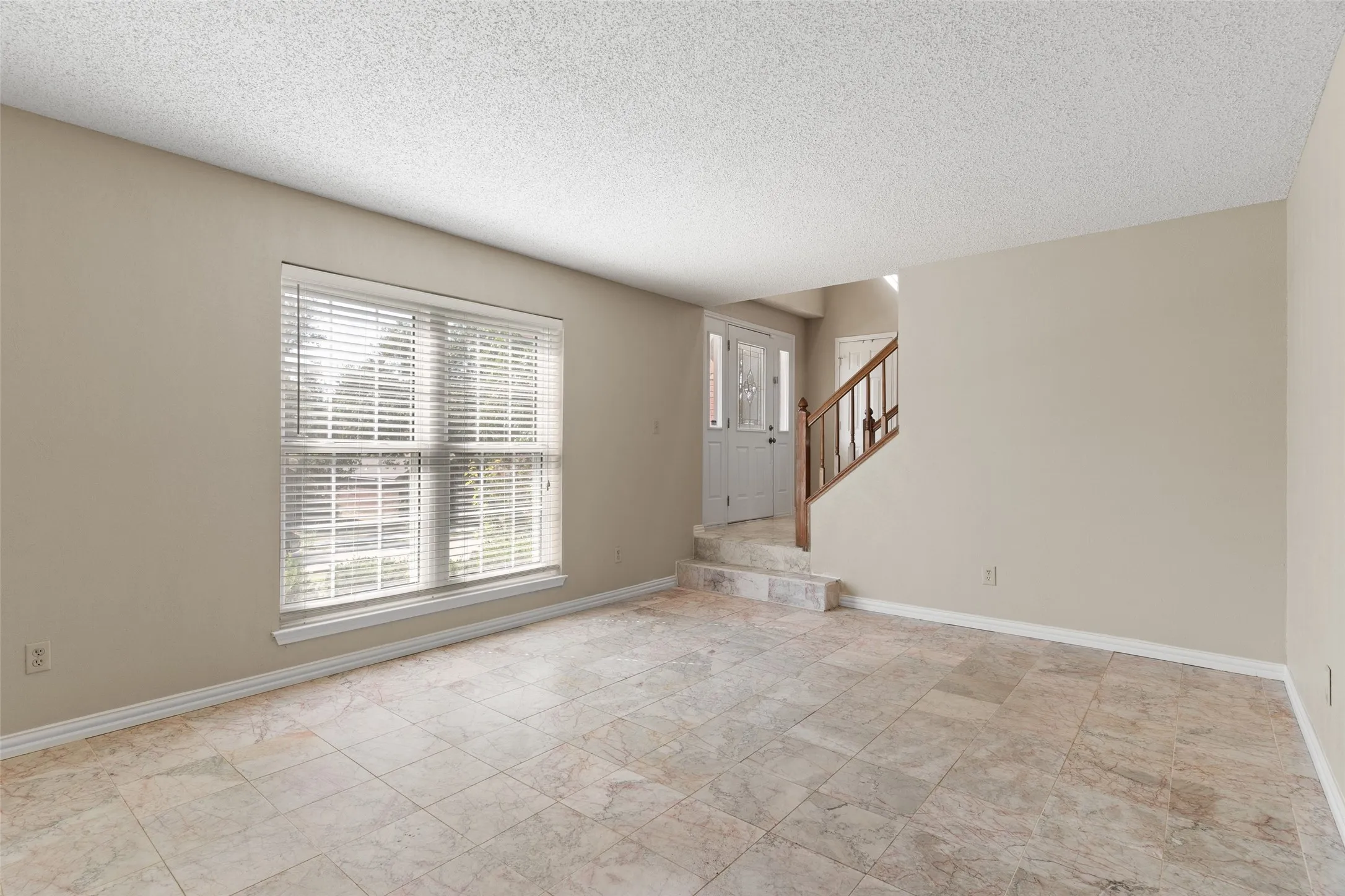 Single Family Residence For Sale in Denton County , 1109 Holly Drive, Carrollton, Texas 75010, 5 Bedroom, 3 Bathroom, 2 Garage spaces, 3,034 Sqft, built in 1986, mls#21408229, Real Estate Agent in Carrollton, Homes For Sale in Denton county, Homes For Sale in Carrollton, Realtor in Carrollton Texas, Real Estate Brokerage Independent Realty Texas, Luminita Cordes Realtor