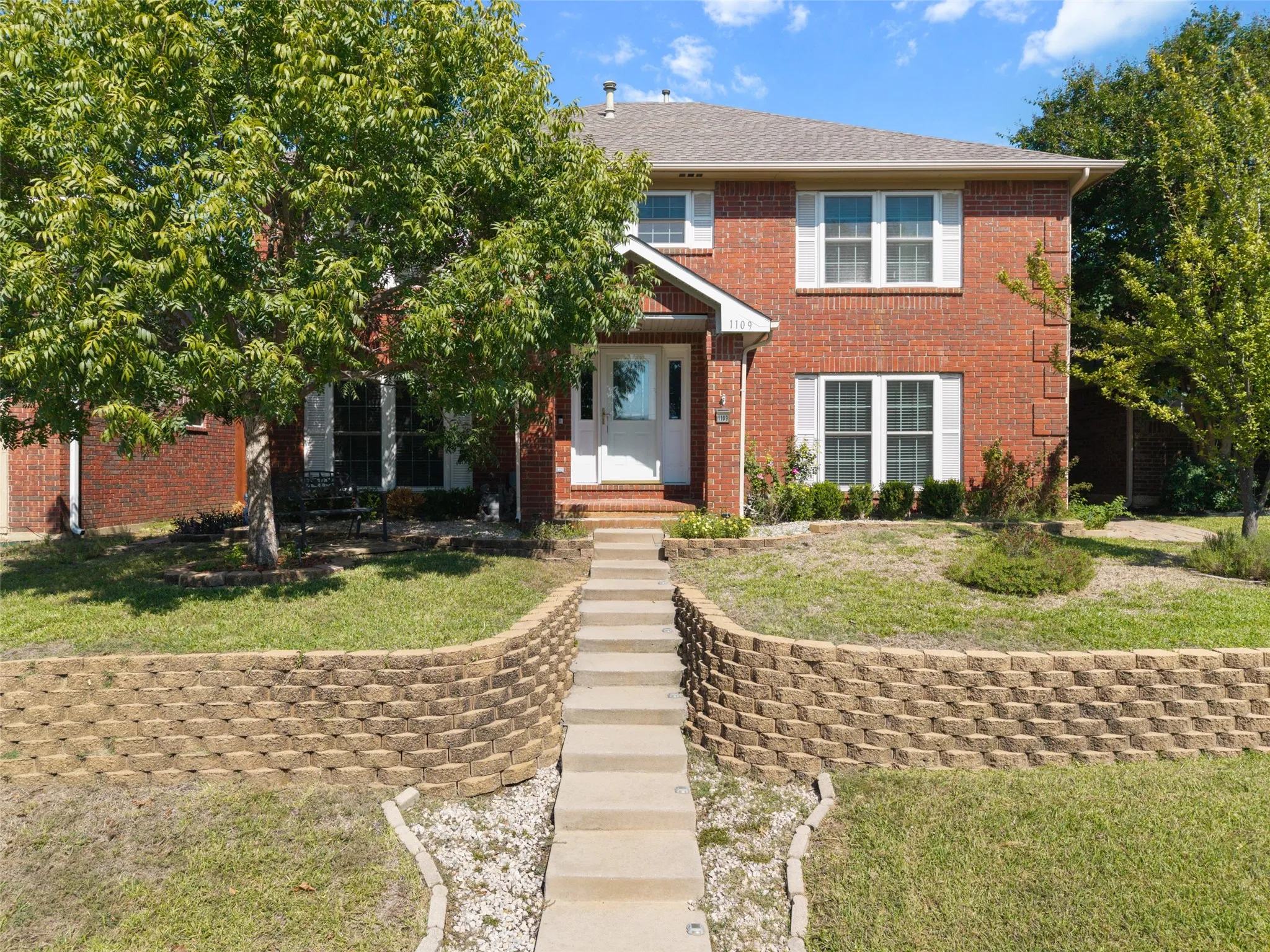 Single Family Residence For Sale in Denton County , 1109 Holly Drive, Carrollton, Texas 75010, 5 Bedroom, 3 Bathroom, 2 Garage spaces, 3,034 Sqft, built in 1986, mls#21408229, Real Estate Agent in Carrollton, Homes For Sale in Denton county, Homes For Sale in Carrollton, Realtor in Carrollton Texas, Real Estate Brokerage Independent Realty Texas, Luminita Cordes Realtor