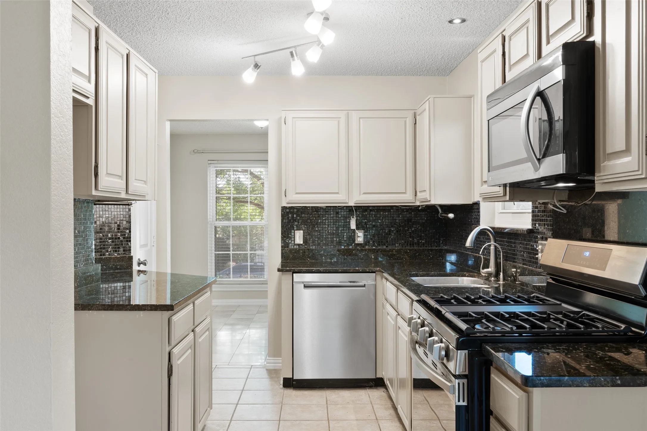 Single Family Residence For Sale in Denton County , 1109 Holly Drive, Carrollton, Texas 75010, 5 Bedroom, 3 Bathroom, 2 Garage spaces, 3,034 Sqft, built in 1986, mls#21408229, Real Estate Agent in Carrollton, Homes For Sale in Denton county, Homes For Sale in Carrollton, Realtor in Carrollton Texas, Real Estate Brokerage Independent Realty Texas, Luminita Cordes Realtor