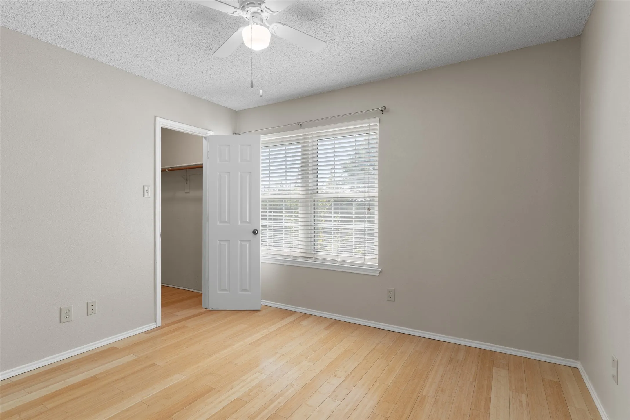 Single Family Residence For Sale in Denton County , 1109 Holly Drive, Carrollton, Texas 75010, 5 Bedroom, 3 Bathroom, 2 Garage spaces, 3,034 Sqft, built in 1986, mls#21408229, Real Estate Agent in Carrollton, Homes For Sale in Denton county, Homes For Sale in Carrollton, Realtor in Carrollton Texas, Real Estate Brokerage Independent Realty Texas, Luminita Cordes Realtor