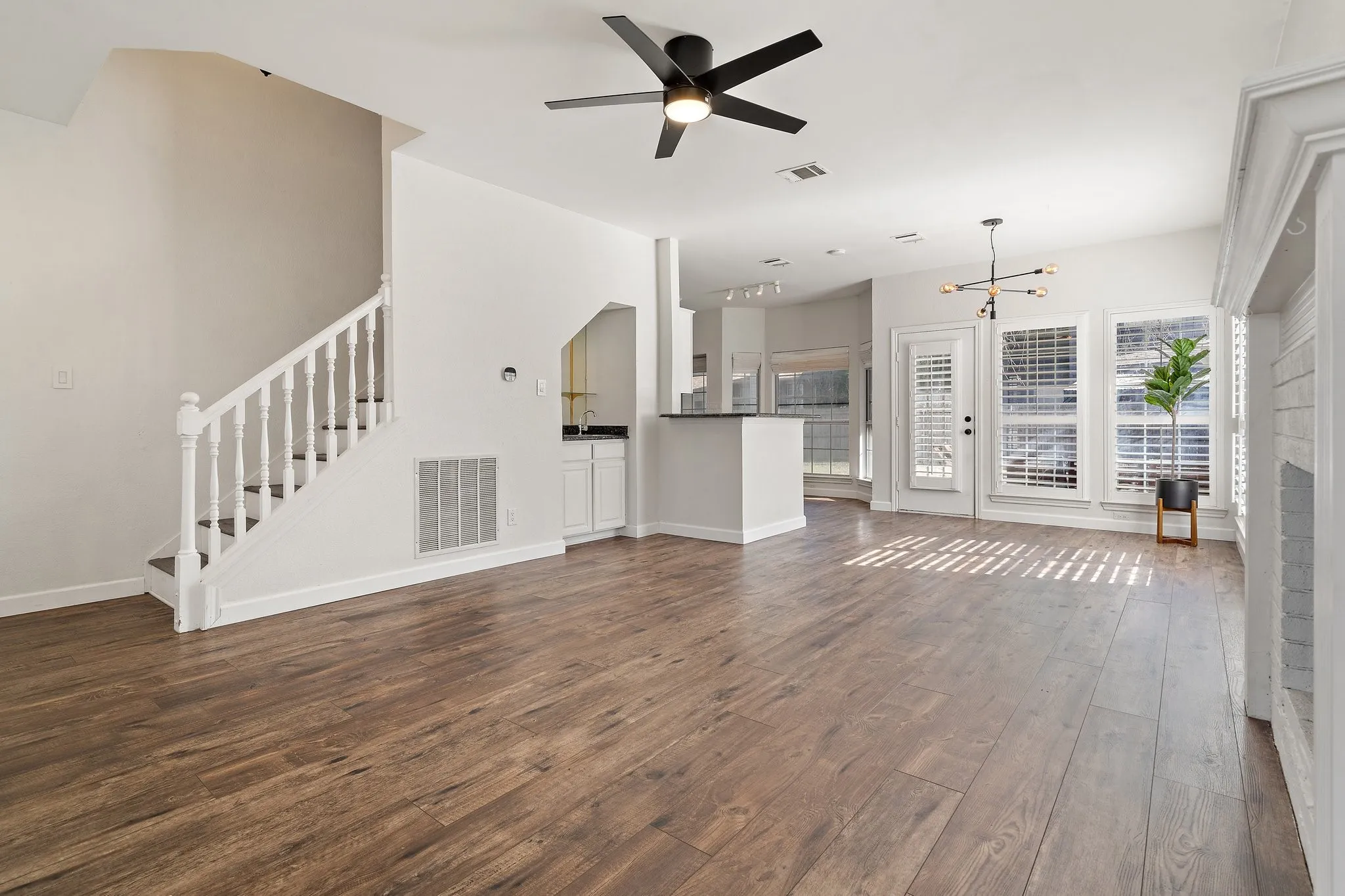 Single Family Residence For Rent in Denton County , 2005 Terracotta Court, Lewisville, Texas 75067, 3 Bedroom, 3 Bathroom, 2 Garage spaces, 1,676 Sqft, built in 1991, mls#21408324, Real Estate Agent in Lewisville, Homes For Rent in Denton county, Homes For Rent in Lewisville, Realtor in Lewisville Texas, Real Estate Brokerage Independent Realty Texas, Luminita Cordes Realtor