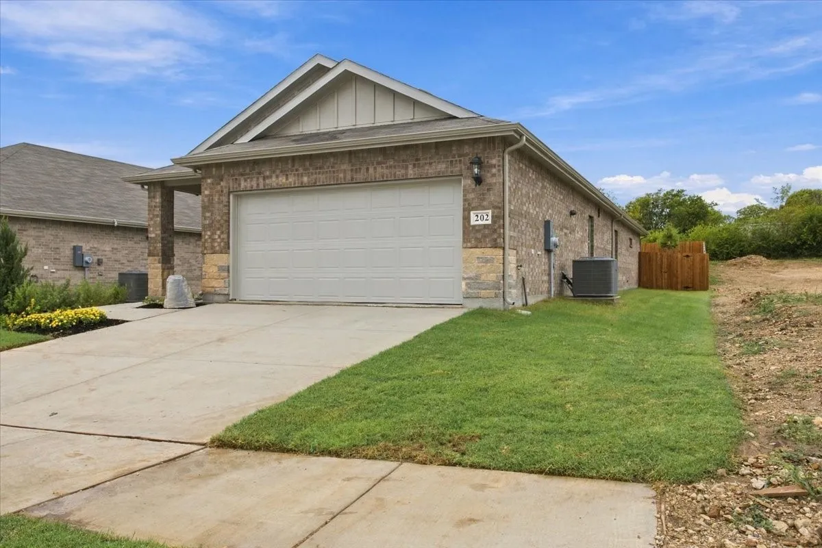 Single Family Residence For Rent in Grayson County , 202 Winchester Lane, Sherman, Texas 75092, 4 Bedroom, 2 Bathroom, 2 Garage spaces, 1,605 Sqft, built in 2026, mls#21408276, Real Estate Agent in Sherman, Homes For Rent in Grayson county, Homes For Rent in Sherman, Realtor in Sherman Texas, Real Estate Brokerage Independent Realty Texas, Luminita Cordes Realtor