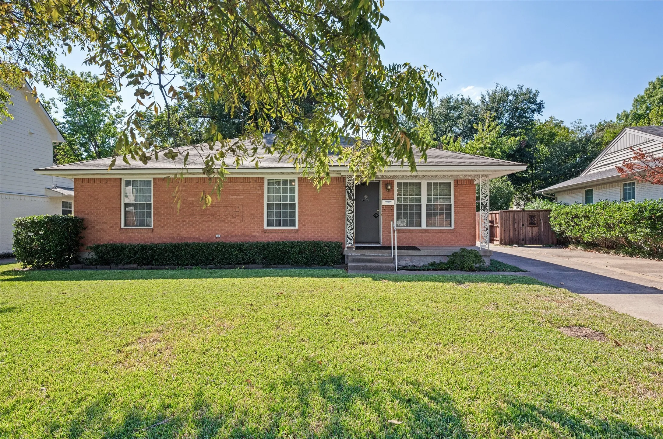 Single Family Residence For Sale in Dallas County , 9307 Leaside Drive, Dallas, Texas 75238, 3 Bedroom, 2 Bathroom, 2 Garage spaces, 1,620 Sqft, built in 1956, mls#21407495, Real Estate Agent in Dallas, Homes For Sale in Dallas county, Homes For Sale in Dallas, Realtor in Dallas Texas, Real Estate Brokerage Independent Realty Texas, Luminita Cordes Realtor