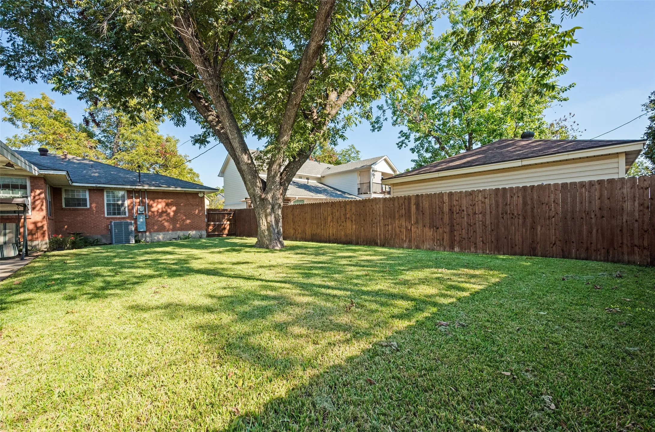 Single Family Residence For Sale in Dallas County , 9307 Leaside Drive, Dallas, Texas 75238, 3 Bedroom, 2 Bathroom, 2 Garage spaces, 1,620 Sqft, built in 1956, mls#21407495, Real Estate Agent in Dallas, Homes For Sale in Dallas county, Homes For Sale in Dallas, Realtor in Dallas Texas, Real Estate Brokerage Independent Realty Texas, Luminita Cordes Realtor