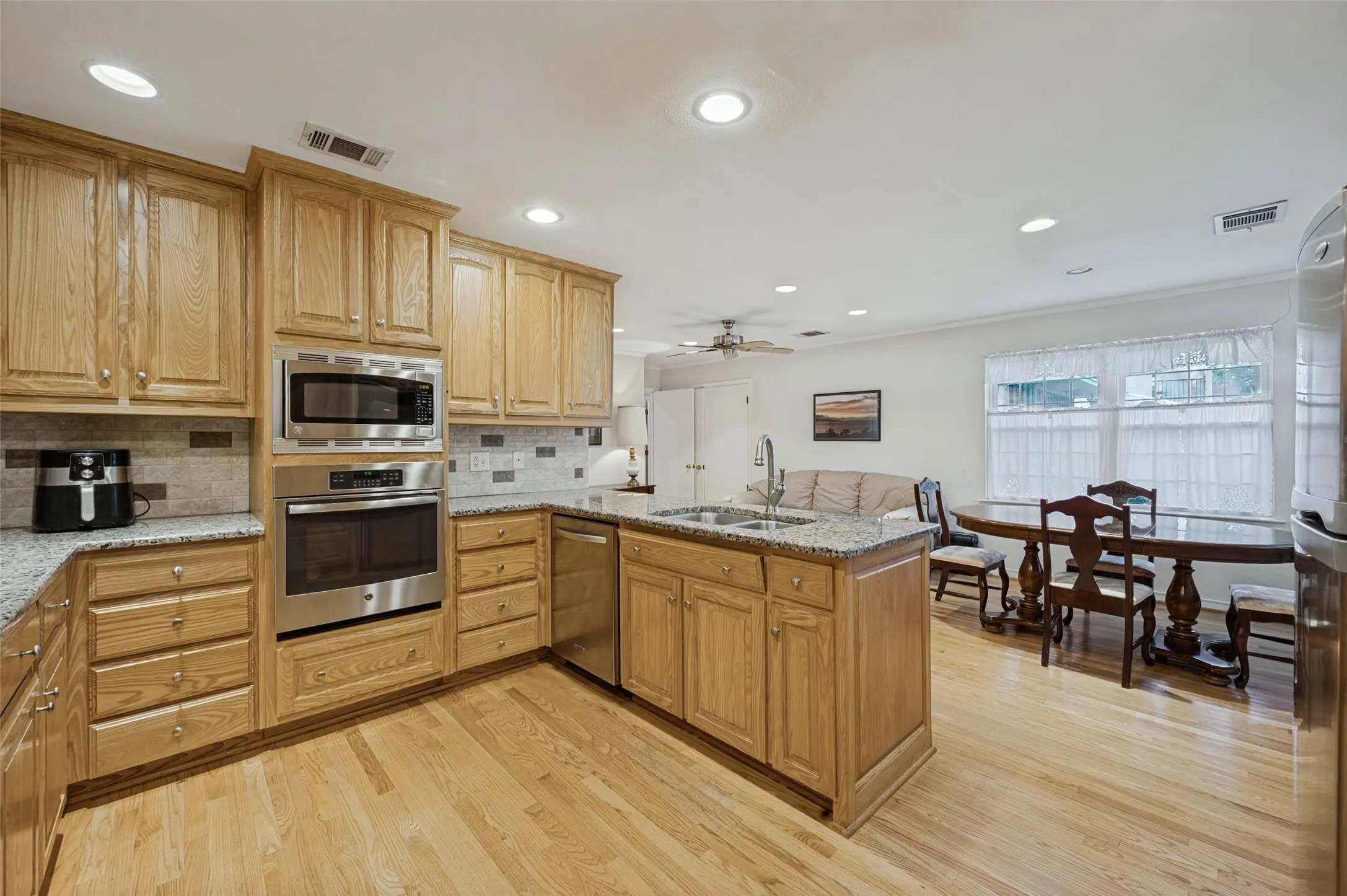 Single Family Residence For Sale in Dallas County , 9307 Leaside Drive, Dallas, Texas 75238, 3 Bedroom, 2 Bathroom, 2 Garage spaces, 1,620 Sqft, built in 1956, mls#21407495, Real Estate Agent in Dallas, Homes For Sale in Dallas county, Homes For Sale in Dallas, Realtor in Dallas Texas, Real Estate Brokerage Independent Realty Texas, Luminita Cordes Realtor