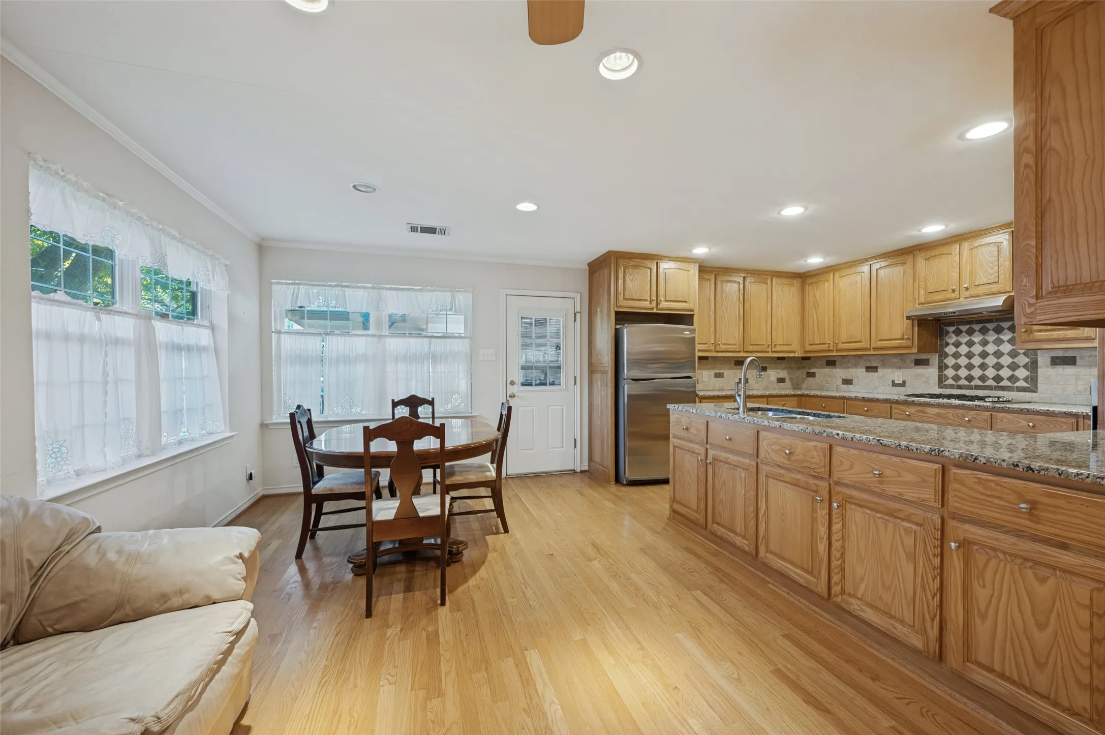 Single Family Residence For Sale in Dallas County , 9307 Leaside Drive, Dallas, Texas 75238, 3 Bedroom, 2 Bathroom, 2 Garage spaces, 1,620 Sqft, built in 1956, mls#21407495, Real Estate Agent in Dallas, Homes For Sale in Dallas county, Homes For Sale in Dallas, Realtor in Dallas Texas, Real Estate Brokerage Independent Realty Texas, Luminita Cordes Realtor