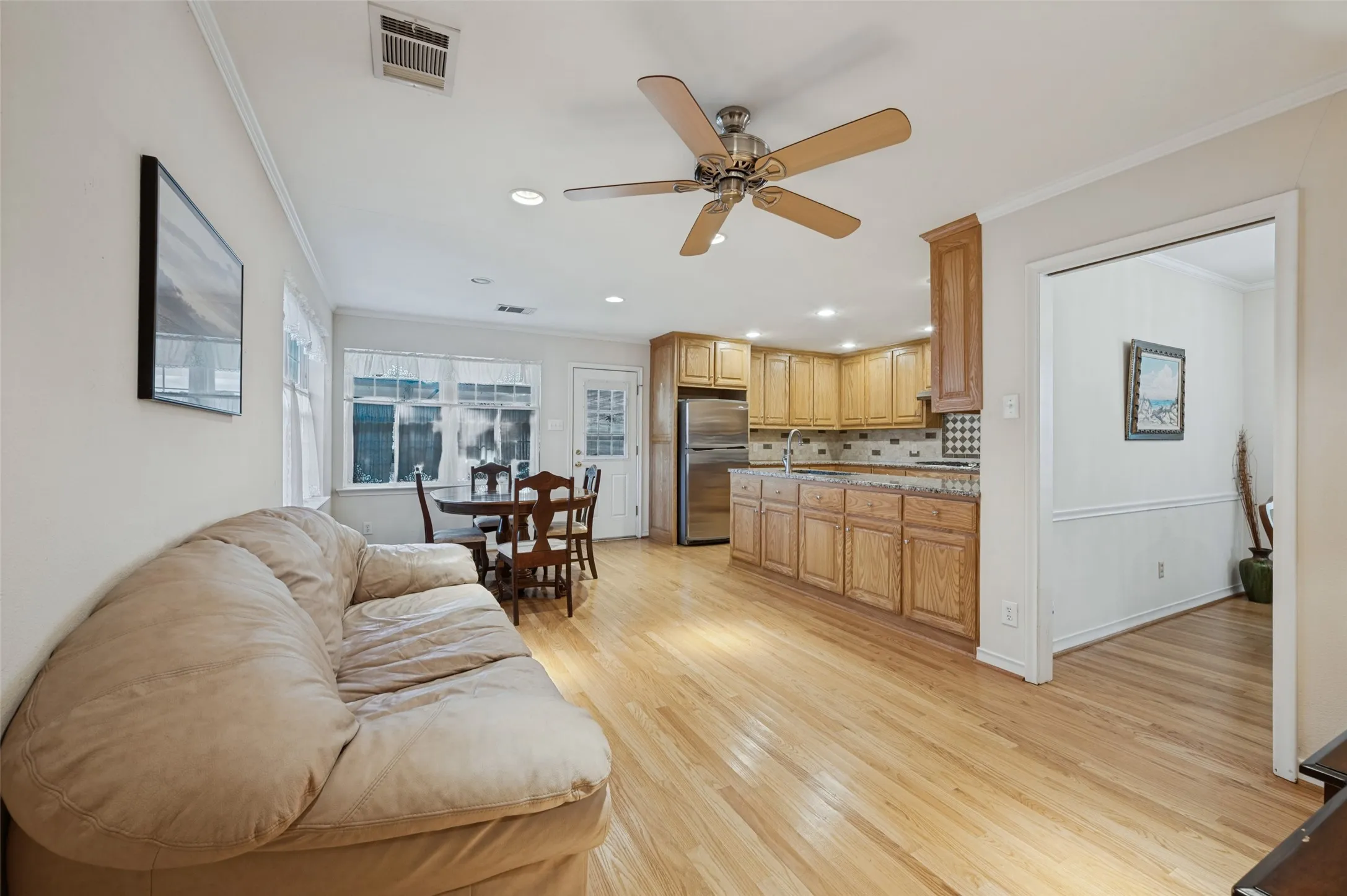 Single Family Residence For Sale in Dallas County , 9307 Leaside Drive, Dallas, Texas 75238, 3 Bedroom, 2 Bathroom, 2 Garage spaces, 1,620 Sqft, built in 1956, mls#21407495, Real Estate Agent in Dallas, Homes For Sale in Dallas county, Homes For Sale in Dallas, Realtor in Dallas Texas, Real Estate Brokerage Independent Realty Texas, Luminita Cordes Realtor