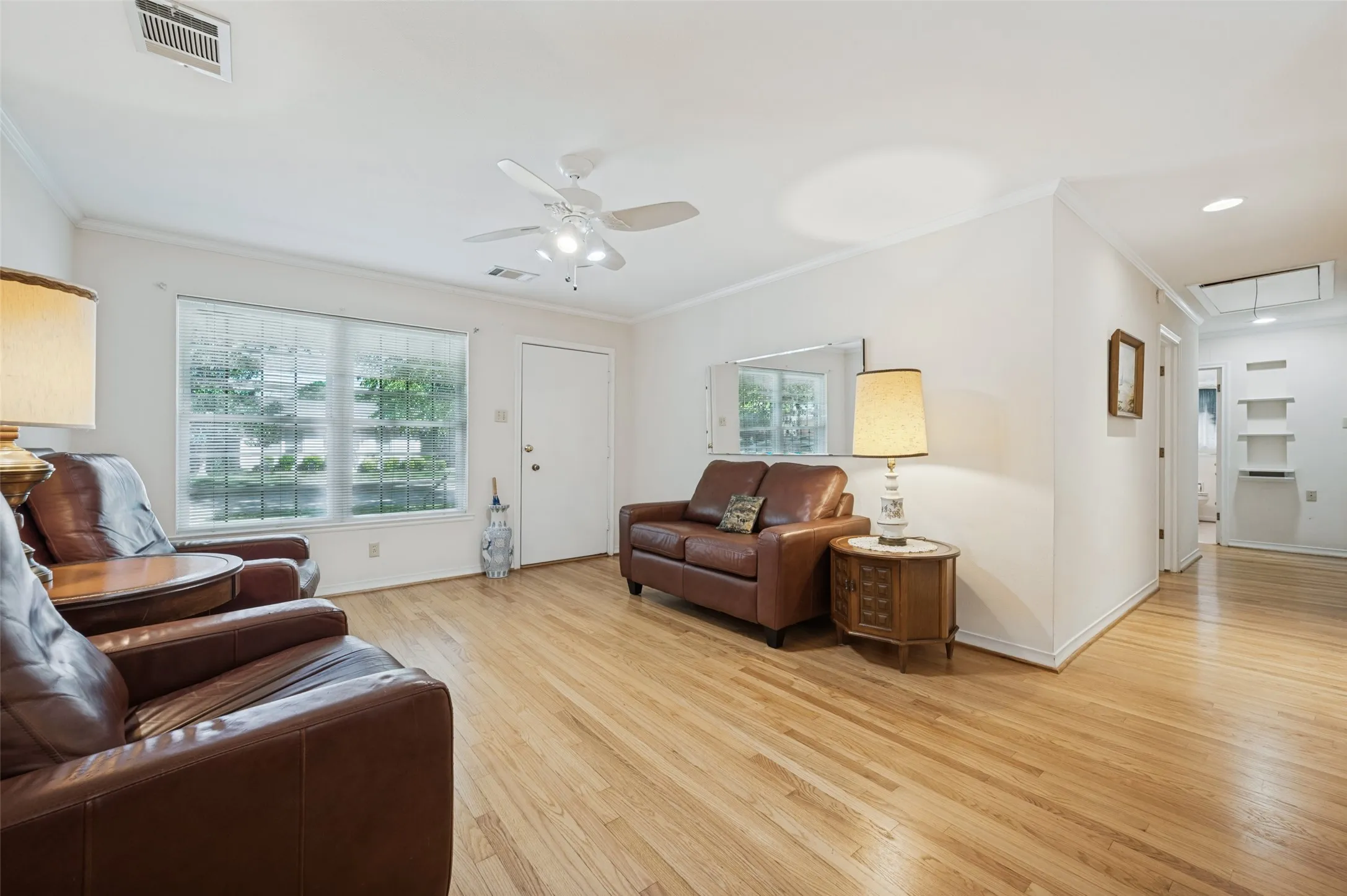 Single Family Residence For Sale in Dallas County , 9307 Leaside Drive, Dallas, Texas 75238, 3 Bedroom, 2 Bathroom, 2 Garage spaces, 1,620 Sqft, built in 1956, mls#21407495, Real Estate Agent in Dallas, Homes For Sale in Dallas county, Homes For Sale in Dallas, Realtor in Dallas Texas, Real Estate Brokerage Independent Realty Texas, Luminita Cordes Realtor