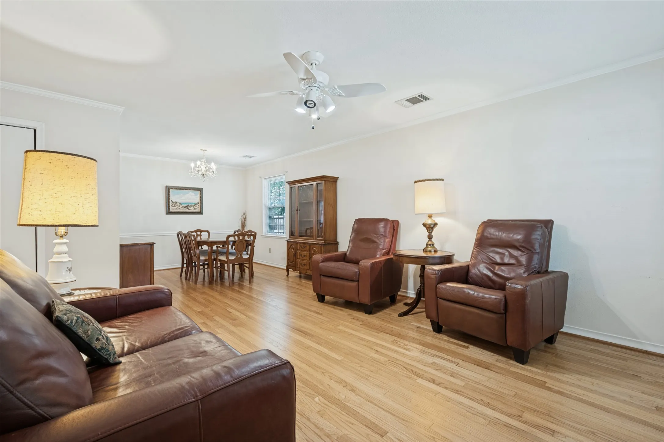 Single Family Residence For Sale in Dallas County , 9307 Leaside Drive, Dallas, Texas 75238, 3 Bedroom, 2 Bathroom, 2 Garage spaces, 1,620 Sqft, built in 1956, mls#21407495, Real Estate Agent in Dallas, Homes For Sale in Dallas county, Homes For Sale in Dallas, Realtor in Dallas Texas, Real Estate Brokerage Independent Realty Texas, Luminita Cordes Realtor