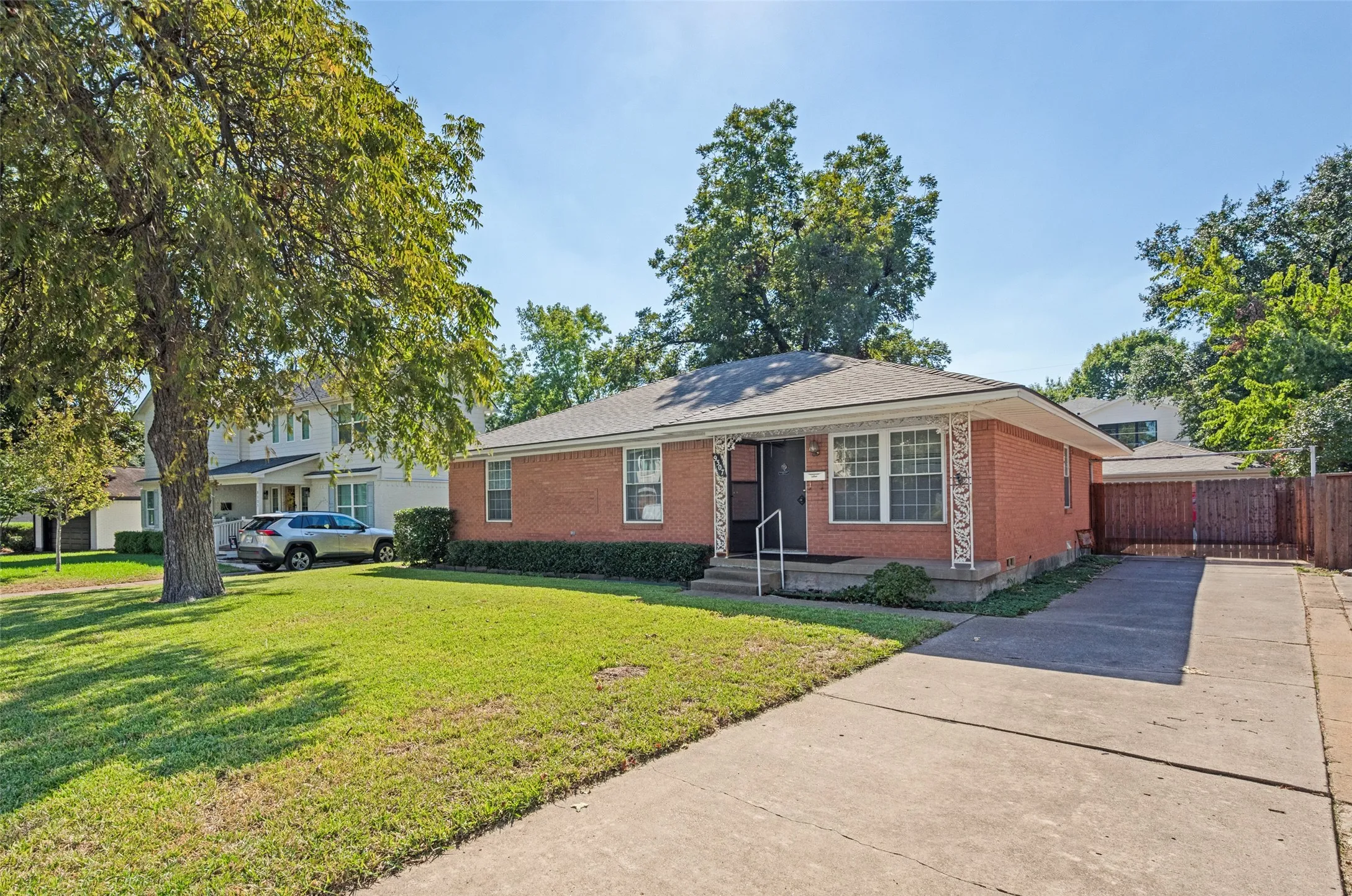Single Family Residence For Sale in Dallas County , 9307 Leaside Drive, Dallas, Texas 75238, 3 Bedroom, 2 Bathroom, 2 Garage spaces, 1,620 Sqft, built in 1956, mls#21407495, Real Estate Agent in Dallas, Homes For Sale in Dallas county, Homes For Sale in Dallas, Realtor in Dallas Texas, Real Estate Brokerage Independent Realty Texas, Luminita Cordes Realtor