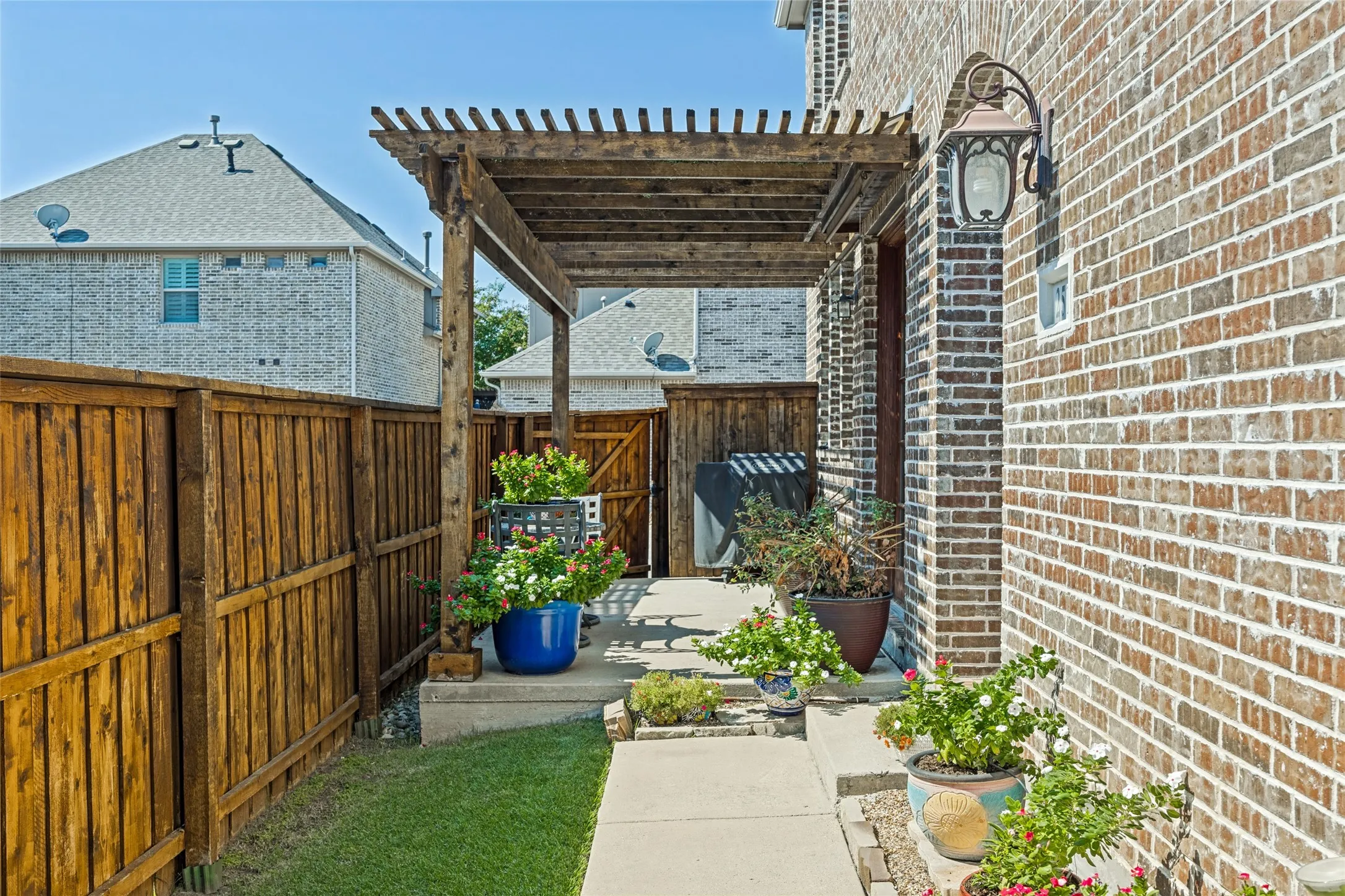Single Family Residence For Sale in Dallas County , 2516 Bill Moses Parkway, Farmers Branch, Texas 75234, 3 Bedroom, 3 Bathroom, 2 Garage spaces, 2,186 Sqft, built in 2014, mls#21408169, Real Estate Agent in Farmers Branch, Homes For Sale in Dallas county, Homes For Sale in Farmers Branch, Realtor in Farmers Branch Texas, Real Estate Brokerage Independent Realty Texas, Luminita Cordes Realtor