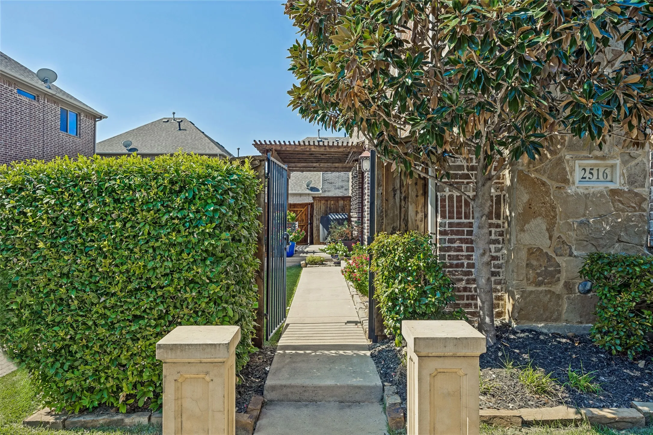 Single Family Residence For Sale in Dallas County , 2516 Bill Moses Parkway, Farmers Branch, Texas 75234, 3 Bedroom, 3 Bathroom, 2 Garage spaces, 2,186 Sqft, built in 2014, mls#21408169, Real Estate Agent in Farmers Branch, Homes For Sale in Dallas county, Homes For Sale in Farmers Branch, Realtor in Farmers Branch Texas, Real Estate Brokerage Independent Realty Texas, Luminita Cordes Realtor