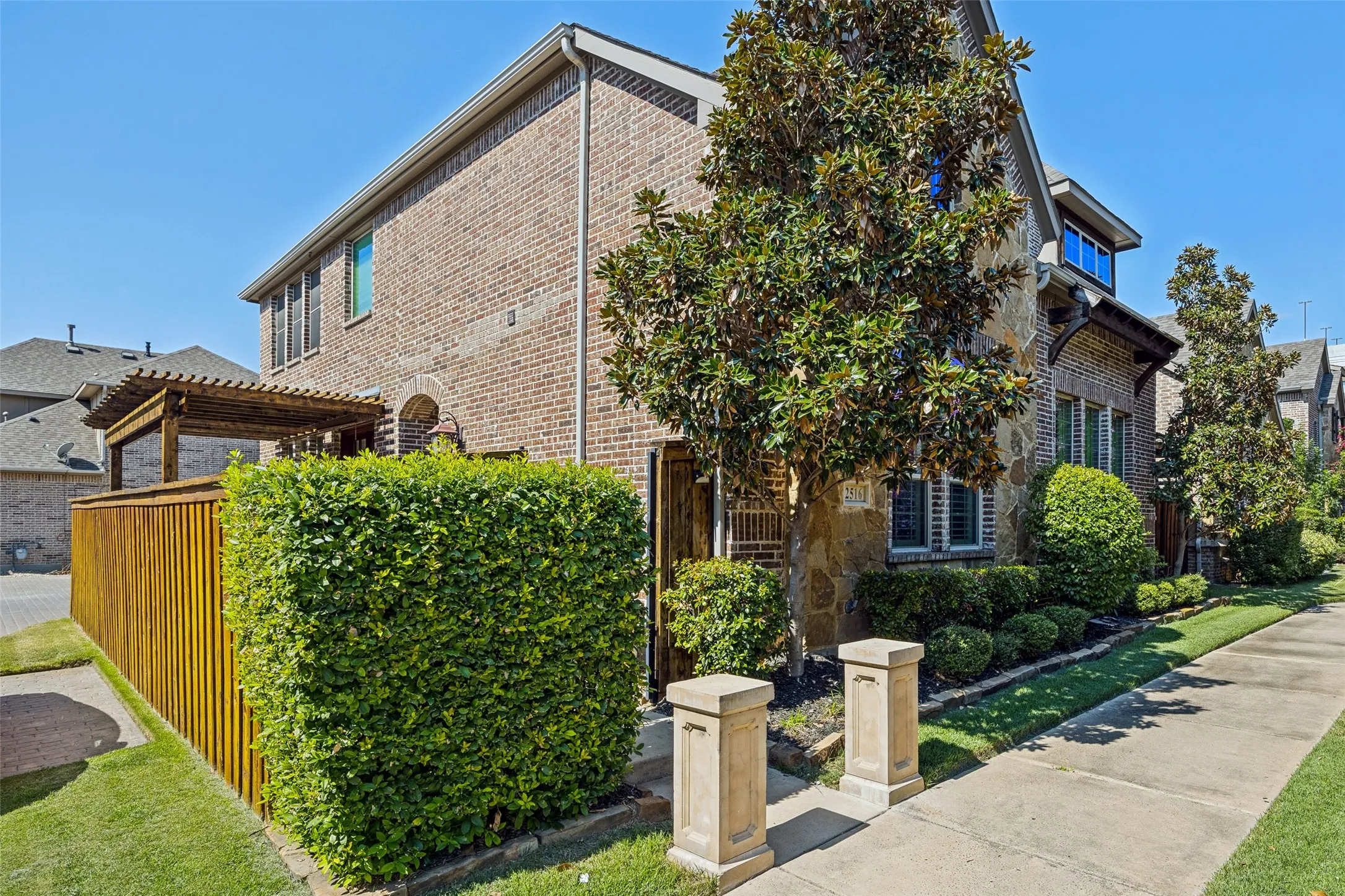 Single Family Residence For Sale in Dallas County , 2516 Bill Moses Parkway, Farmers Branch, Texas 75234, 3 Bedroom, 3 Bathroom, 2 Garage spaces, 2,186 Sqft, built in 2014, mls#21408169, Real Estate Agent in Farmers Branch, Homes For Sale in Dallas county, Homes For Sale in Farmers Branch, Realtor in Farmers Branch Texas, Real Estate Brokerage Independent Realty Texas, Luminita Cordes Realtor