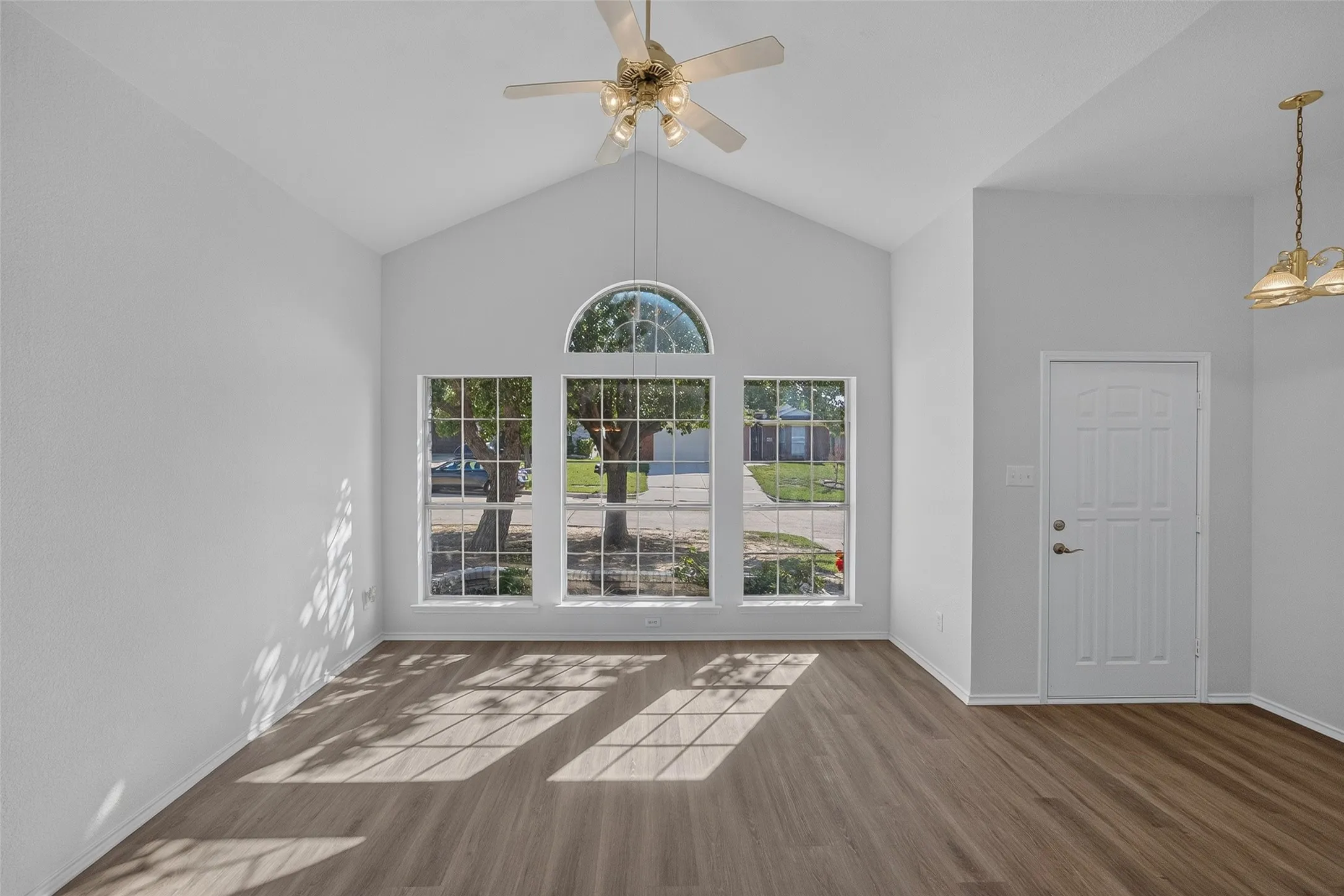 Single Family Residence For Sale in Tarrant County , 2412 Concina Way, Fort Worth, Texas 76108, 3 Bedroom, 2 Bathroom, 2 Garage spaces, 1,713 Sqft, built in 2001, mls#21408348, Real Estate Agent in Fort Worth, Homes For Sale in Tarrant county, Homes For Sale in Fort Worth, Realtor in Fort Worth Texas, Real Estate Brokerage Independent Realty Texas, Luminita Cordes Realtor