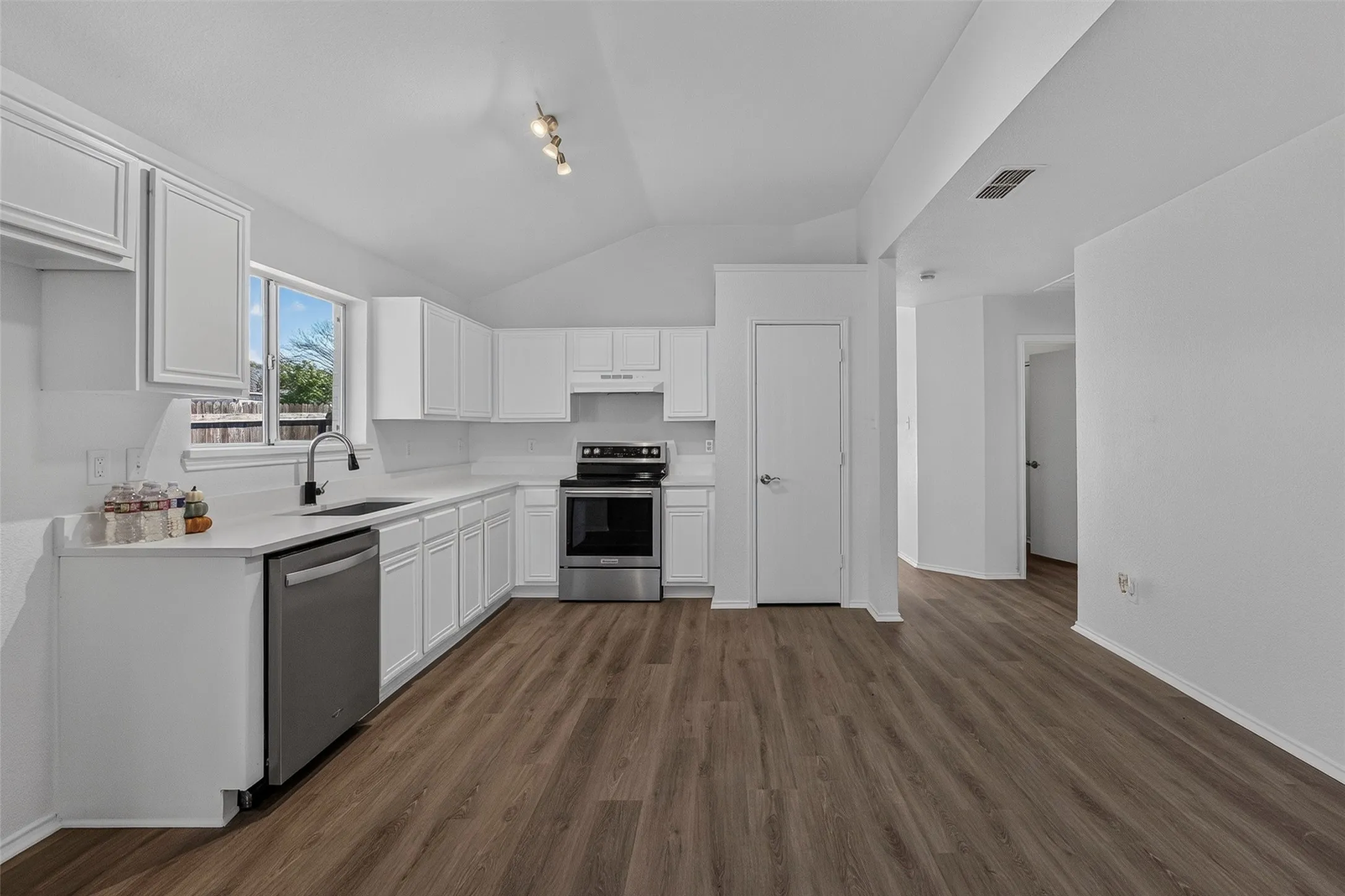 Single Family Residence For Sale in Tarrant County , 2412 Concina Way, Fort Worth, Texas 76108, 3 Bedroom, 2 Bathroom, 2 Garage spaces, 1,713 Sqft, built in 2001, mls#21408348, Real Estate Agent in Fort Worth, Homes For Sale in Tarrant county, Homes For Sale in Fort Worth, Realtor in Fort Worth Texas, Real Estate Brokerage Independent Realty Texas, Luminita Cordes Realtor