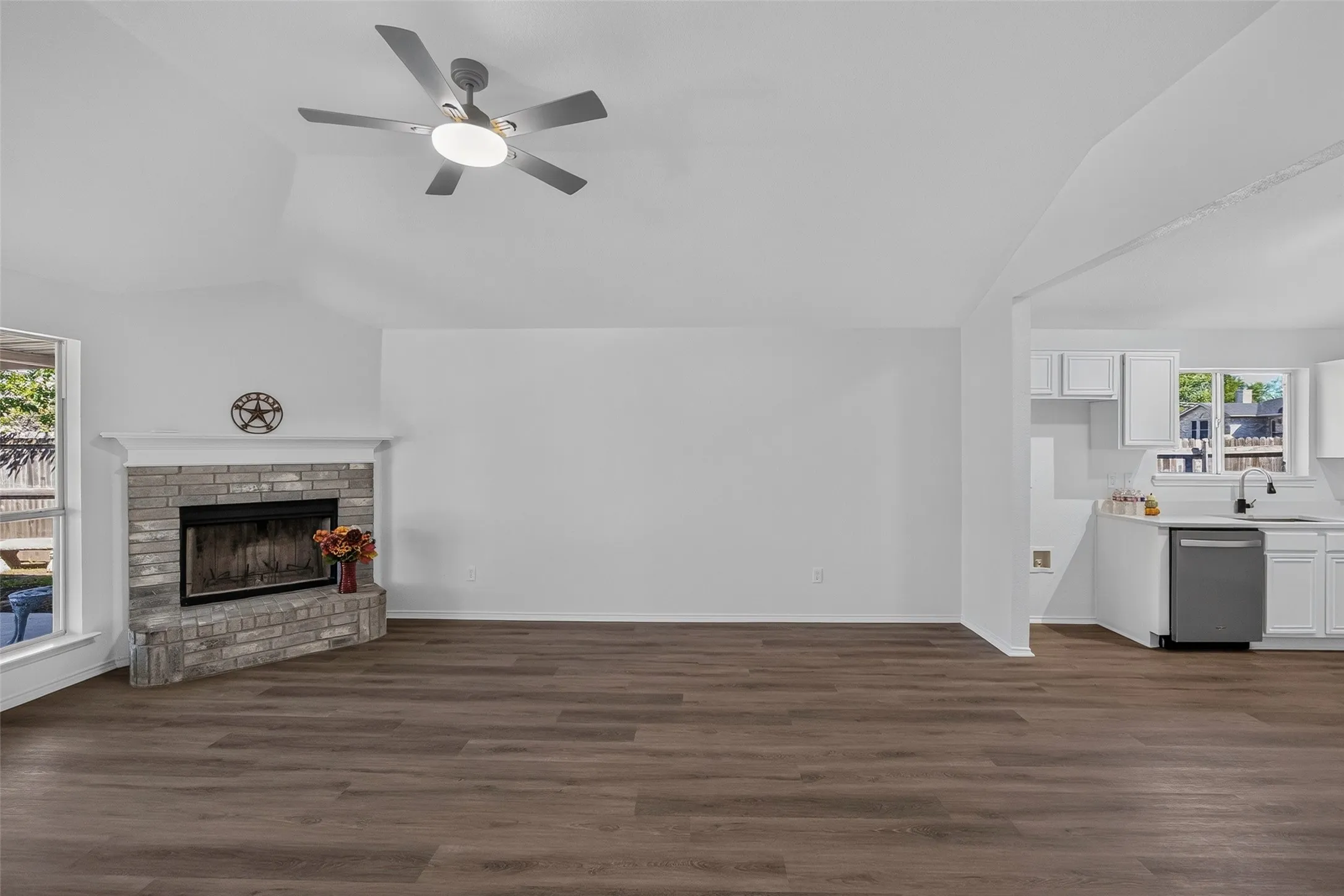 Single Family Residence For Sale in Tarrant County , 2412 Concina Way, Fort Worth, Texas 76108, 3 Bedroom, 2 Bathroom, 2 Garage spaces, 1,713 Sqft, built in 2001, mls#21408348, Real Estate Agent in Fort Worth, Homes For Sale in Tarrant county, Homes For Sale in Fort Worth, Realtor in Fort Worth Texas, Real Estate Brokerage Independent Realty Texas, Luminita Cordes Realtor