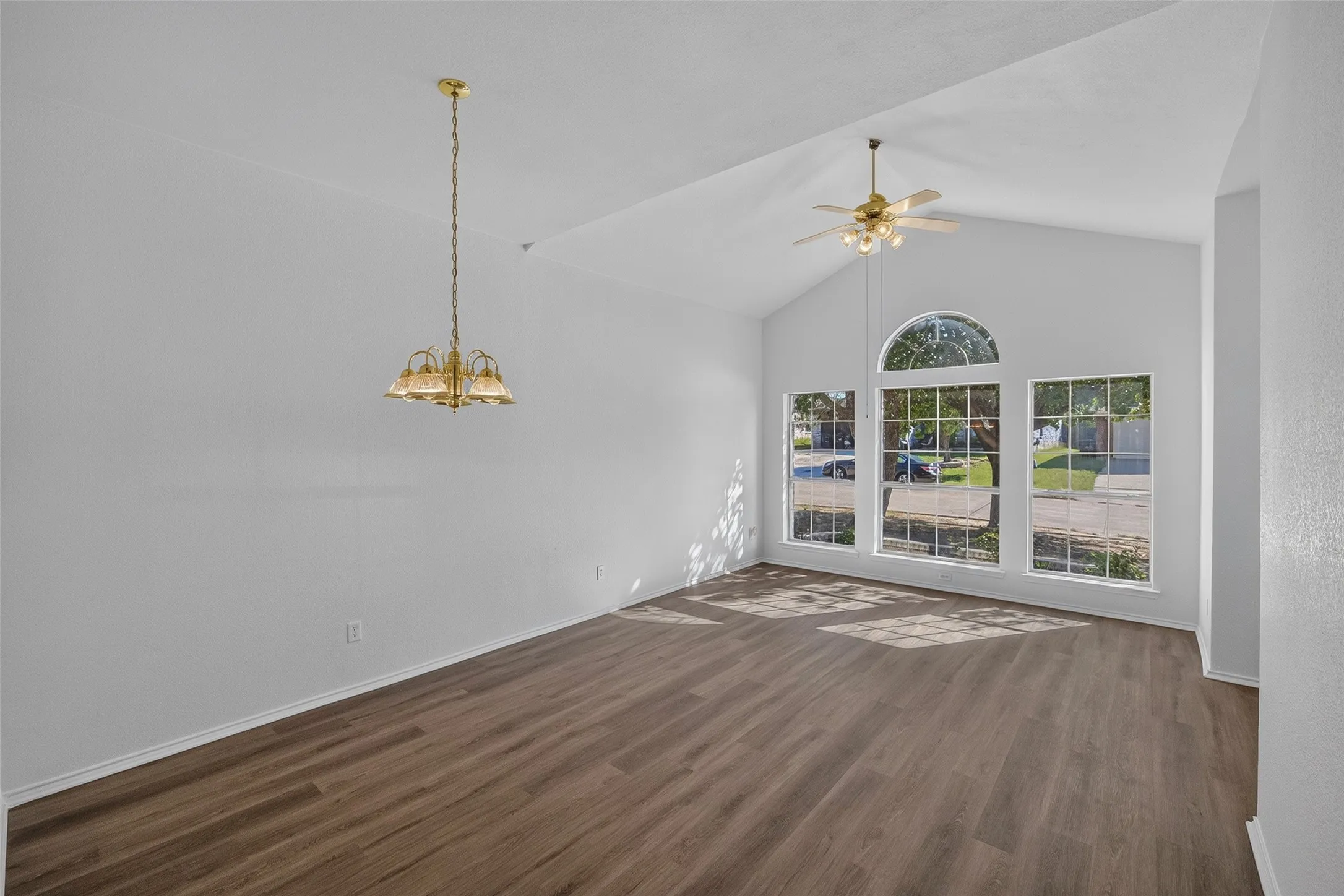Single Family Residence For Sale in Tarrant County , 2412 Concina Way, Fort Worth, Texas 76108, 3 Bedroom, 2 Bathroom, 2 Garage spaces, 1,713 Sqft, built in 2001, mls#21408348, Real Estate Agent in Fort Worth, Homes For Sale in Tarrant county, Homes For Sale in Fort Worth, Realtor in Fort Worth Texas, Real Estate Brokerage Independent Realty Texas, Luminita Cordes Realtor