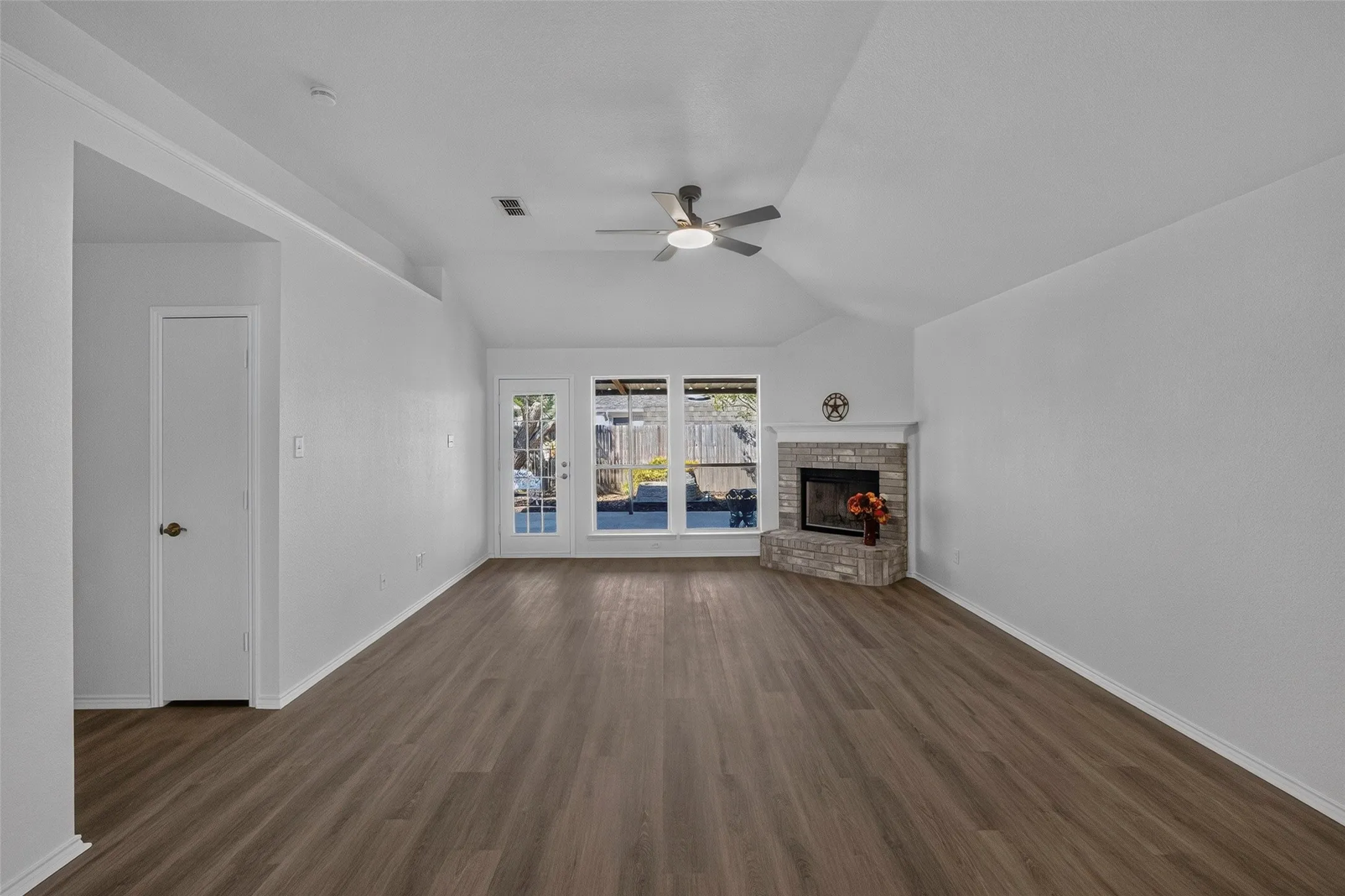 Single Family Residence For Sale in Tarrant County , 2412 Concina Way, Fort Worth, Texas 76108, 3 Bedroom, 2 Bathroom, 2 Garage spaces, 1,713 Sqft, built in 2001, mls#21408348, Real Estate Agent in Fort Worth, Homes For Sale in Tarrant county, Homes For Sale in Fort Worth, Realtor in Fort Worth Texas, Real Estate Brokerage Independent Realty Texas, Luminita Cordes Realtor
