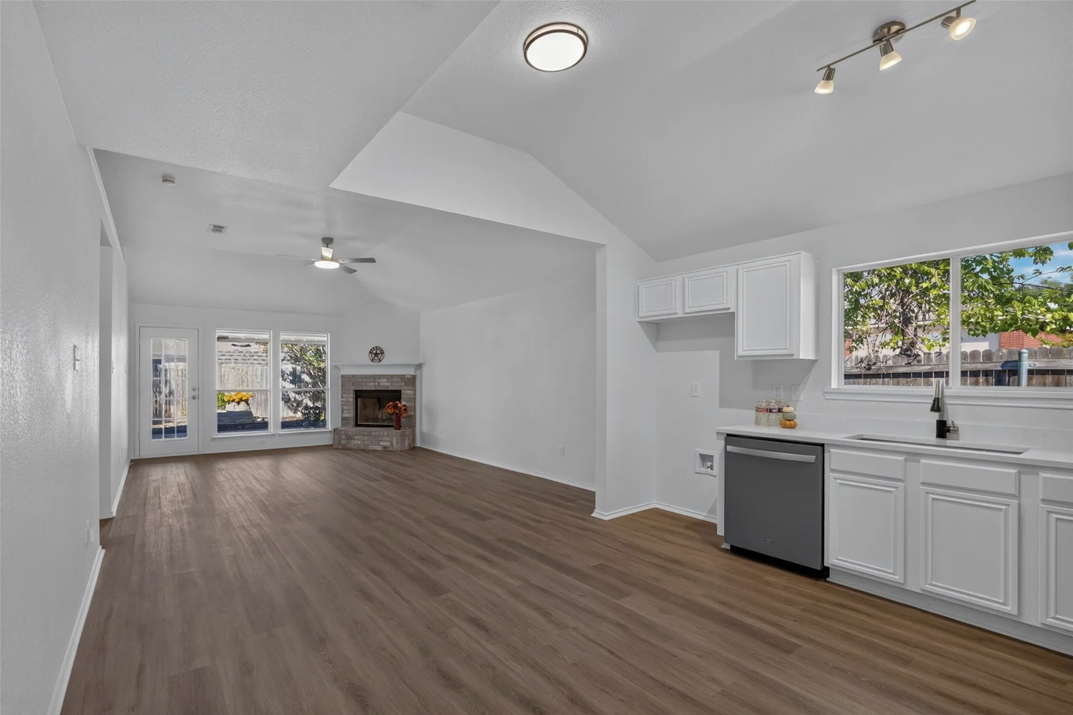 Single Family Residence For Sale in Tarrant County , 2412 Concina Way, Fort Worth, Texas 76108, 3 Bedroom, 2 Bathroom, 2 Garage spaces, 1,713 Sqft, built in 2001, mls#21408348, Real Estate Agent in Fort Worth, Homes For Sale in Tarrant county, Homes For Sale in Fort Worth, Realtor in Fort Worth Texas, Real Estate Brokerage Independent Realty Texas, Luminita Cordes Realtor