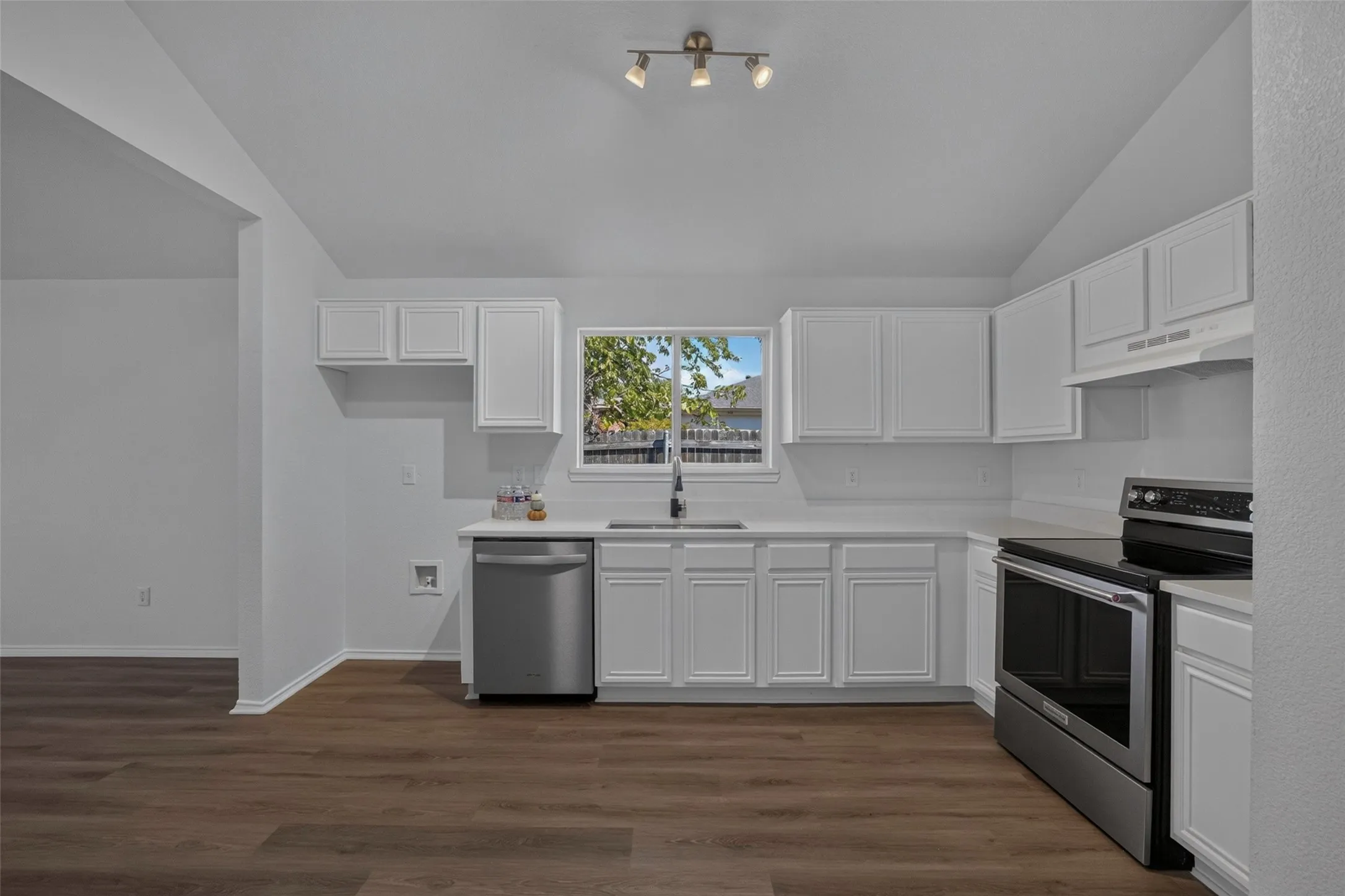 Single Family Residence For Sale in Tarrant County , 2412 Concina Way, Fort Worth, Texas 76108, 3 Bedroom, 2 Bathroom, 2 Garage spaces, 1,713 Sqft, built in 2001, mls#21408348, Real Estate Agent in Fort Worth, Homes For Sale in Tarrant county, Homes For Sale in Fort Worth, Realtor in Fort Worth Texas, Real Estate Brokerage Independent Realty Texas, Luminita Cordes Realtor