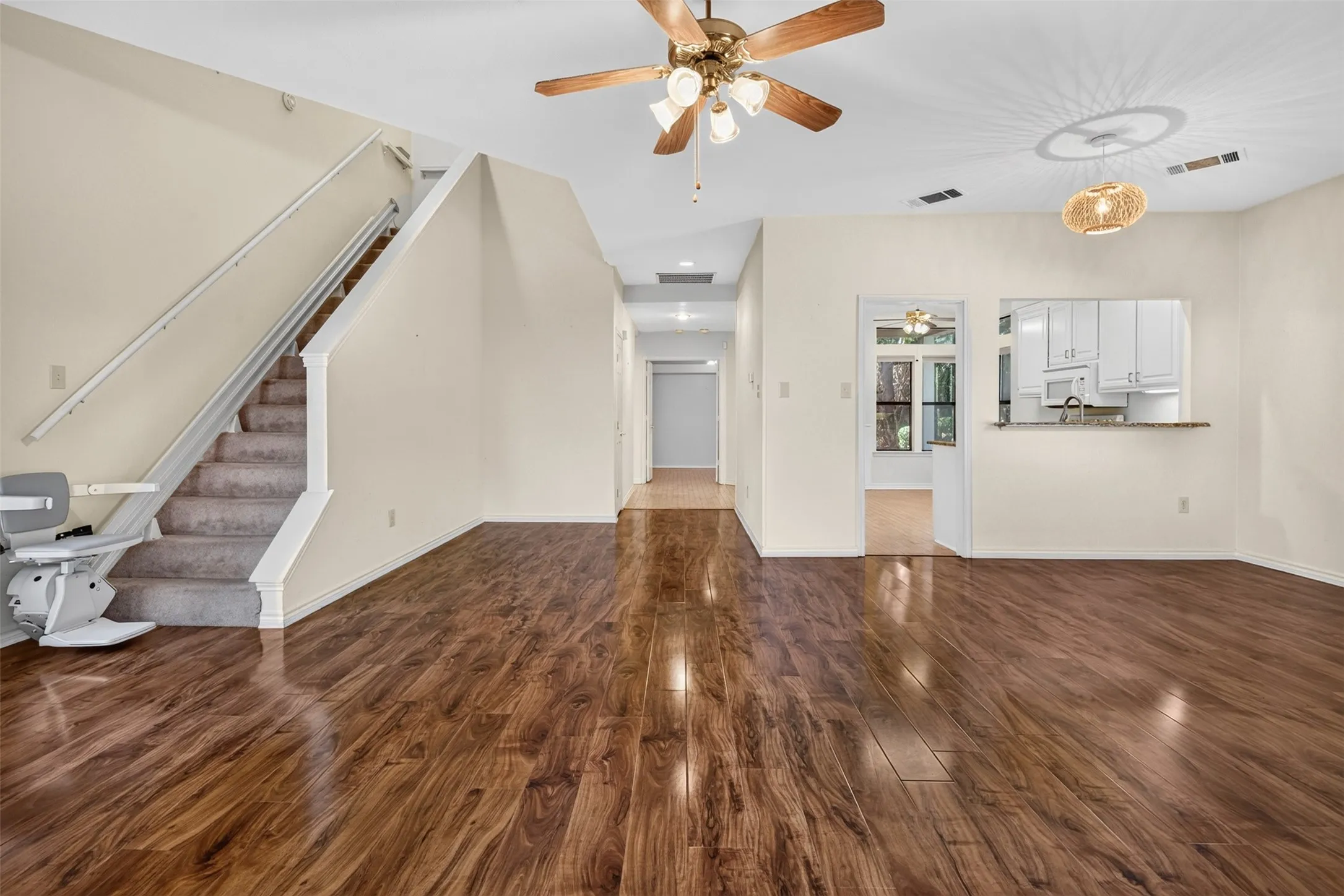 Condominium For Sale in Rockwall County , 9981 Waterfront Trail, Rowlett, Texas 75087, 3 Bedroom, 3 Bathroom, 1 Garage spaces, 1,723 Sqft, built in 1986, mls#21406095, Real Estate Agent in Rowlett, Homes For Sale in Rockwall county, Homes For Sale in Rowlett, Realtor in Rowlett Texas, Real Estate Brokerage Independent Realty Texas, Luminita Cordes Realtor