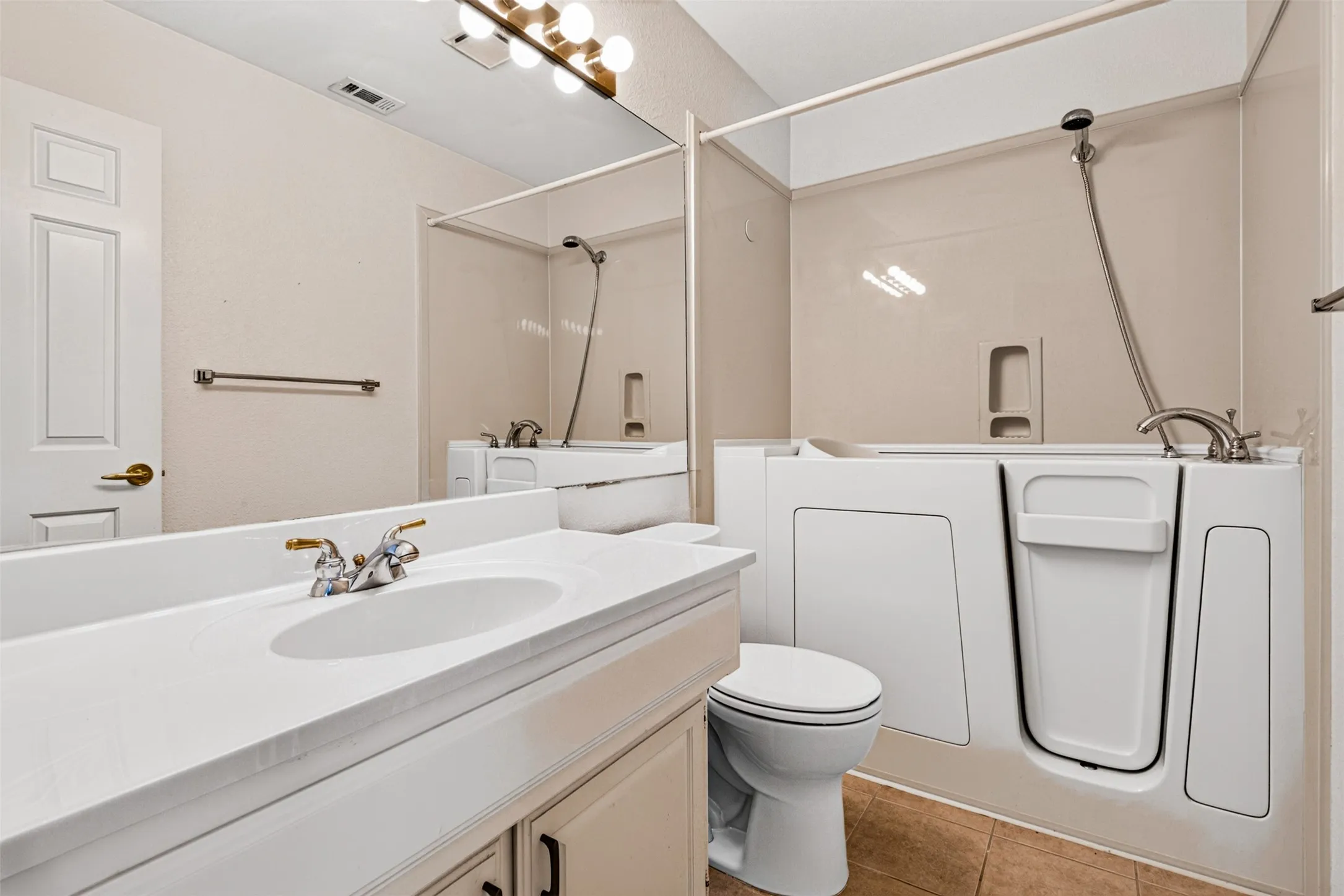 Condominium For Sale in Rockwall County , 9981 Waterfront Trail, Rowlett, Texas 75087, 3 Bedroom, 3 Bathroom, 1 Garage spaces, 1,723 Sqft, built in 1986, mls#21406095, Real Estate Agent in Rowlett, Homes For Sale in Rockwall county, Homes For Sale in Rowlett, Realtor in Rowlett Texas, Real Estate Brokerage Independent Realty Texas, Luminita Cordes Realtor