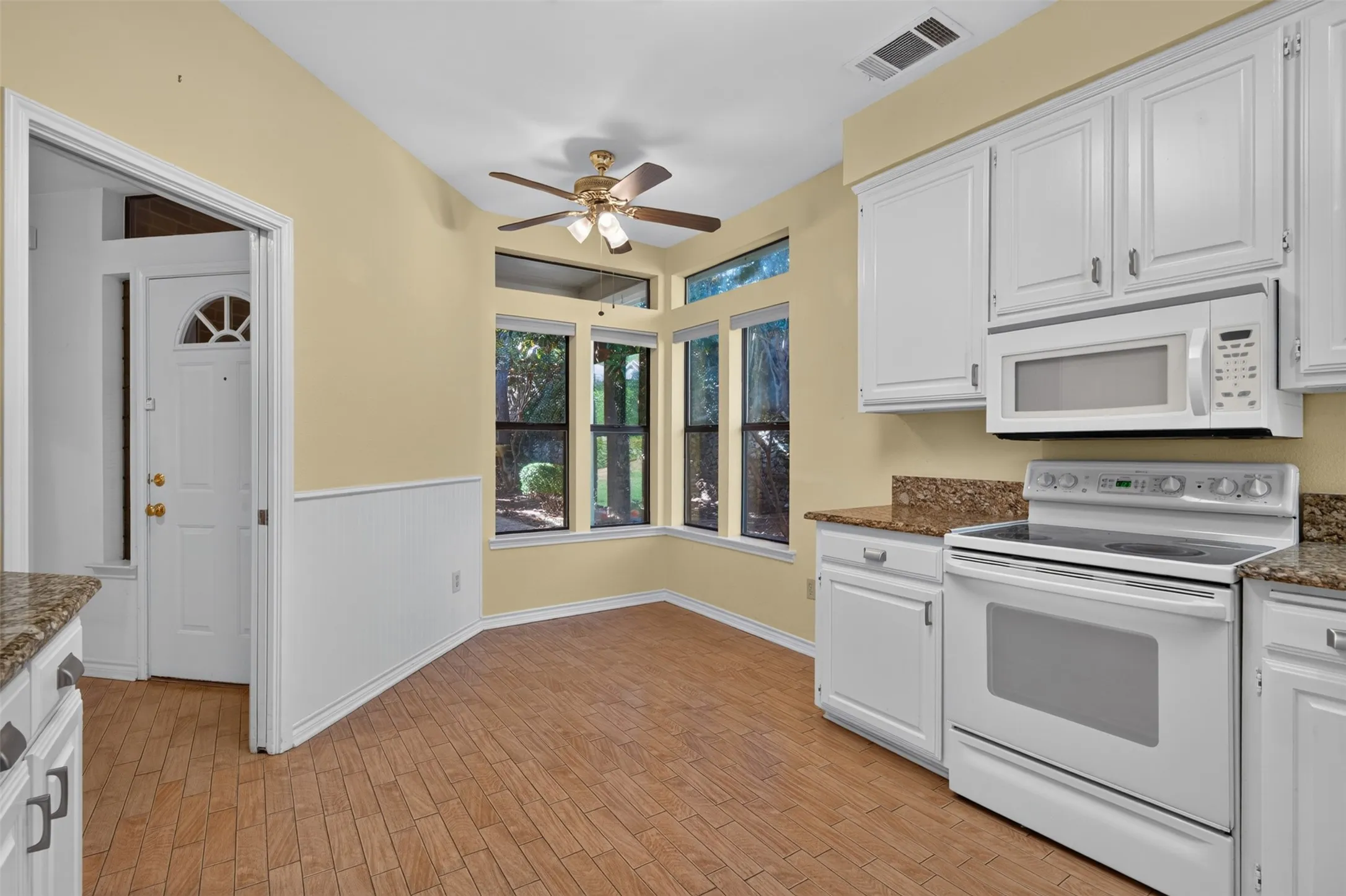 Condominium For Sale in Rockwall County , 9981 Waterfront Trail, Rowlett, Texas 75087, 3 Bedroom, 3 Bathroom, 1 Garage spaces, 1,723 Sqft, built in 1986, mls#21406095, Real Estate Agent in Rowlett, Homes For Sale in Rockwall county, Homes For Sale in Rowlett, Realtor in Rowlett Texas, Real Estate Brokerage Independent Realty Texas, Luminita Cordes Realtor