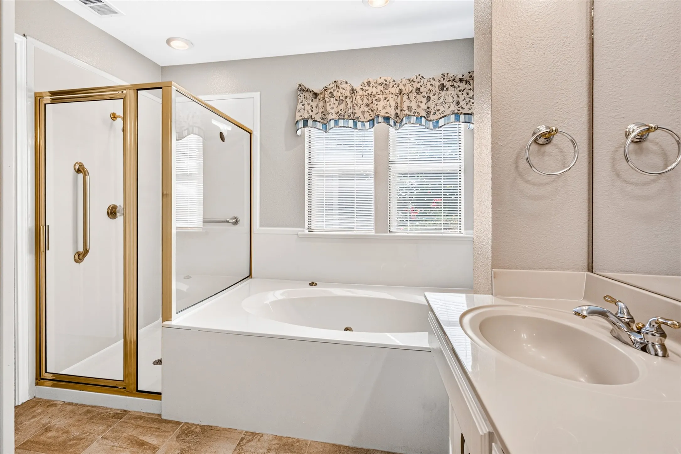 Condominium For Sale in Rockwall County , 9981 Waterfront Trail, Rowlett, Texas 75087, 3 Bedroom, 3 Bathroom, 1 Garage spaces, 1,723 Sqft, built in 1986, mls#21406095, Real Estate Agent in Rowlett, Homes For Sale in Rockwall county, Homes For Sale in Rowlett, Realtor in Rowlett Texas, Real Estate Brokerage Independent Realty Texas, Luminita Cordes Realtor