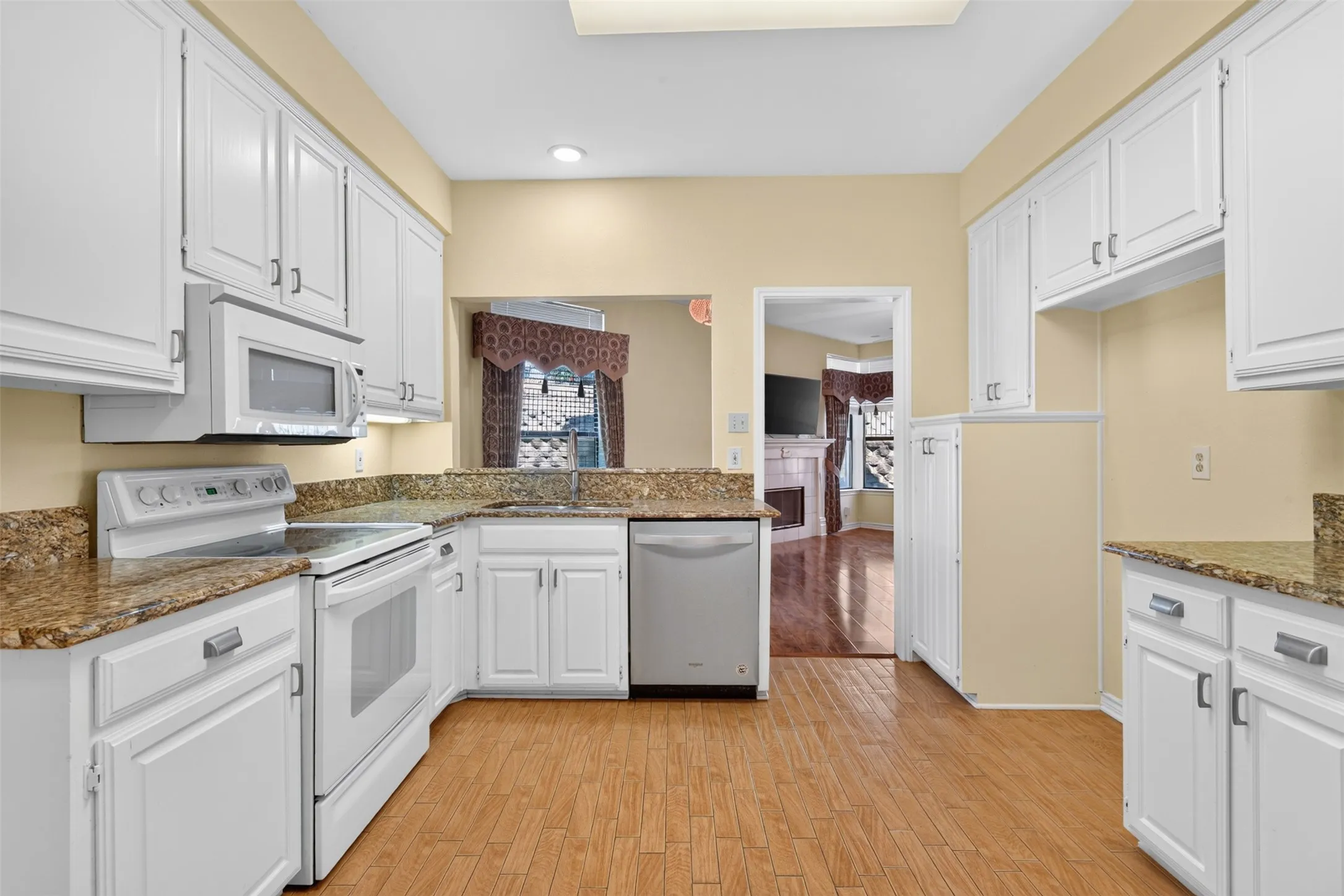 Condominium For Sale in Rockwall County , 9981 Waterfront Trail, Rowlett, Texas 75087, 3 Bedroom, 3 Bathroom, 1 Garage spaces, 1,723 Sqft, built in 1986, mls#21406095, Real Estate Agent in Rowlett, Homes For Sale in Rockwall county, Homes For Sale in Rowlett, Realtor in Rowlett Texas, Real Estate Brokerage Independent Realty Texas, Luminita Cordes Realtor