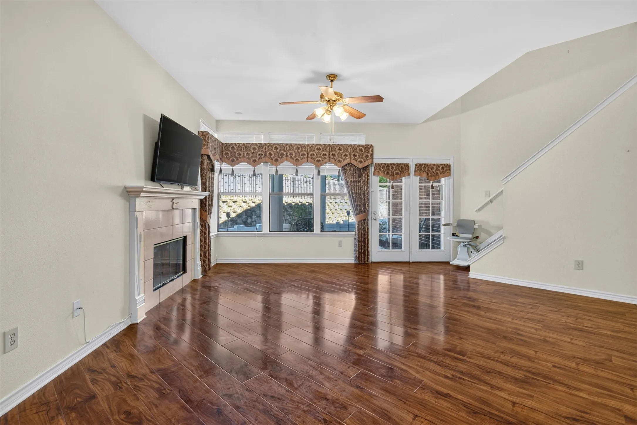 Condominium For Sale in Rockwall County , 9981 Waterfront Trail, Rowlett, Texas 75087, 3 Bedroom, 3 Bathroom, 1 Garage spaces, 1,723 Sqft, built in 1986, mls#21406095, Real Estate Agent in Rowlett, Homes For Sale in Rockwall county, Homes For Sale in Rowlett, Realtor in Rowlett Texas, Real Estate Brokerage Independent Realty Texas, Luminita Cordes Realtor