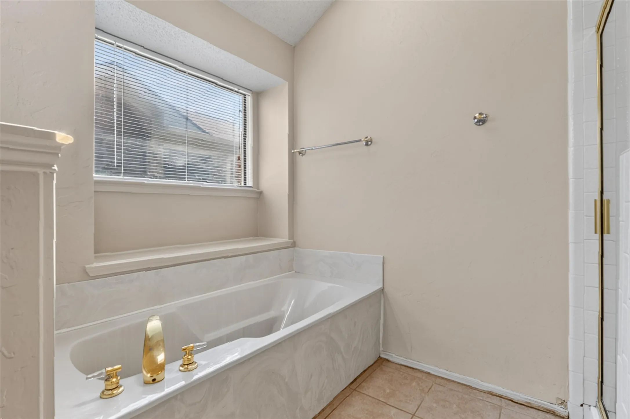 Single Family Residence For Rent in Dallas County , 1001 Creek Valley Road, Mesquite, Texas 75181, 3 Bedroom, 2 Bathroom, 2 Garage spaces, 1,732 Sqft, built in 1990, mls#21408405, Real Estate Agent in Mesquite, Homes For Rent in Dallas county, Homes For Rent in Mesquite, Realtor in Mesquite Texas, Real Estate Brokerage Independent Realty Texas, Luminita Cordes Realtor
